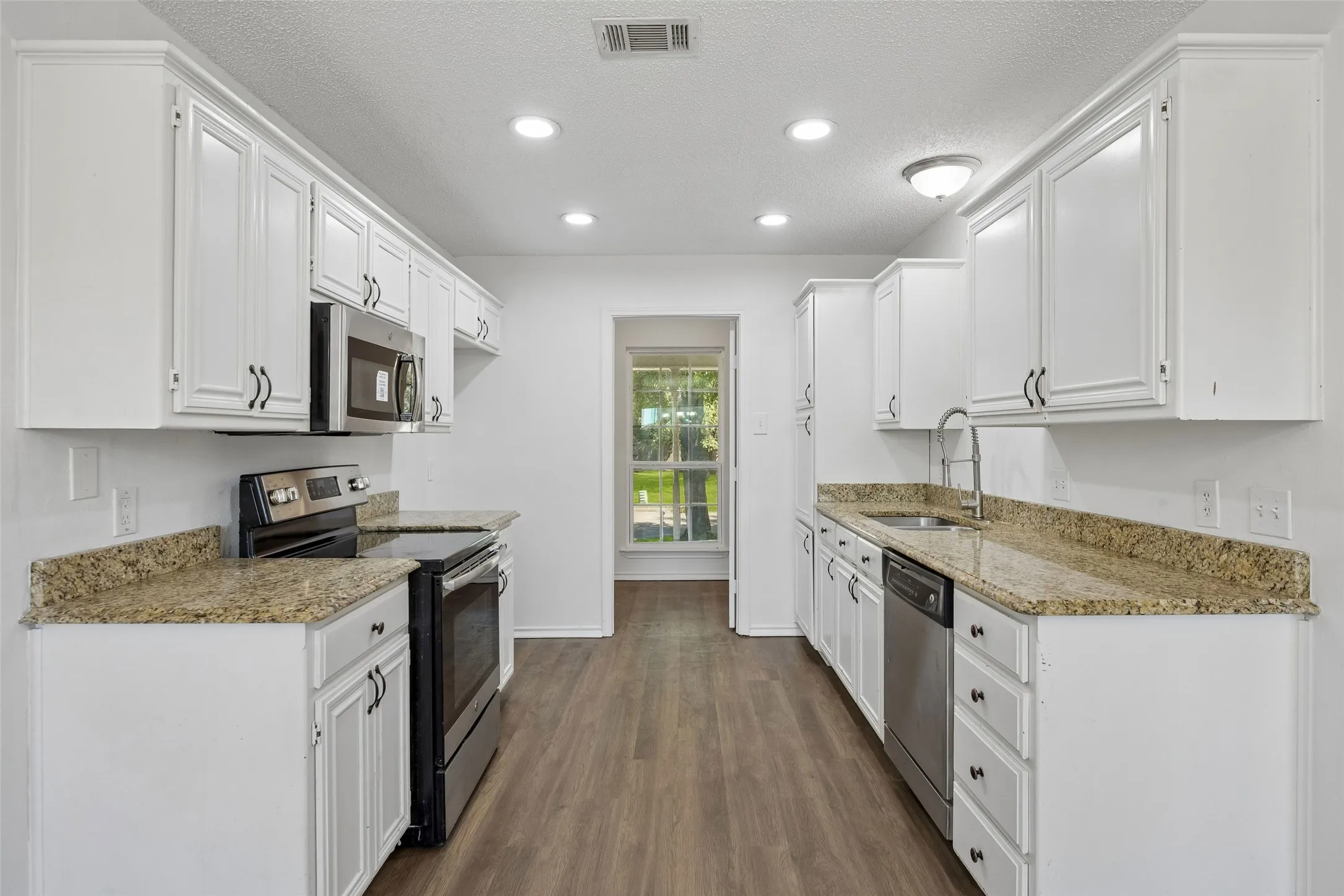 Single Family Residence For Sale in Johnson County , 1205 Rene Drive, Alvarado, Texas 76009, 3 Bedroom, 2 Bathroom, 2 Garage spaces, 1,534 Sqft, built in 1993, mls#21405537, Real Estate Agent in Alvarado, Homes For Sale in Johnson county, Homes For Sale in Alvarado, Realtor in Alvarado Texas, Real Estate Brokerage Independent Realty Texas, Luminita Cordes Realtor
