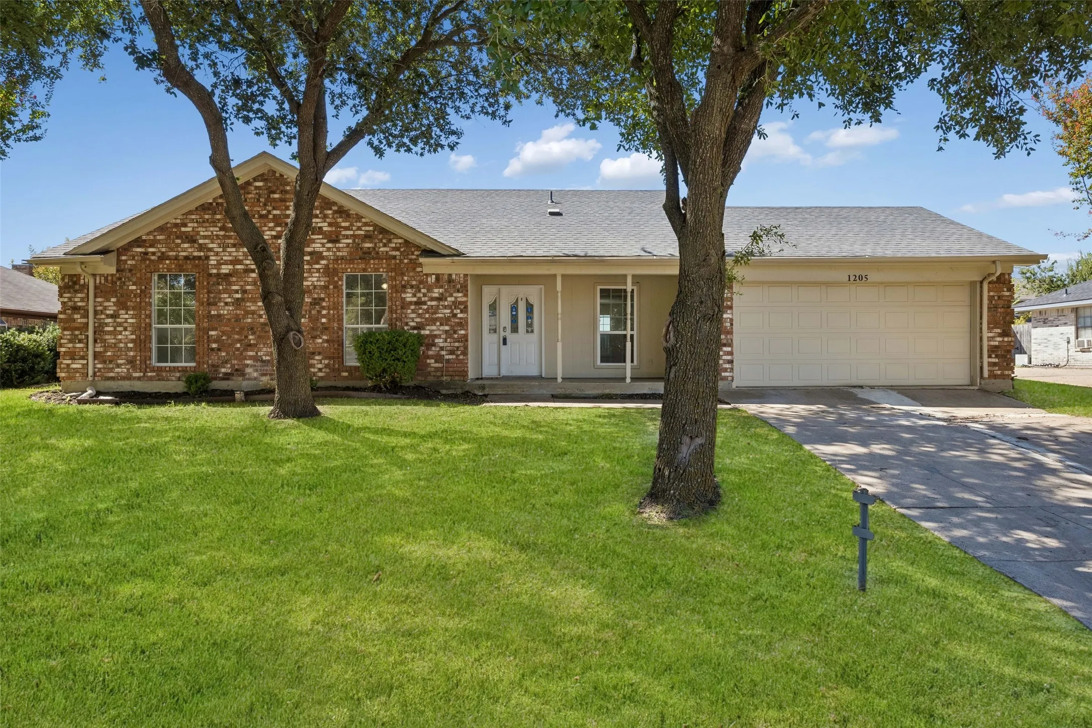 Single Family Residence For Sale in Johnson County , 1205 Rene Drive, Alvarado, Texas 76009, 3 Bedroom, 2 Bathroom, 2 Garage spaces, 1,534 Sqft, built in 1993, mls#21405537, Real Estate Agent in Alvarado, Homes For Sale in Johnson county, Homes For Sale in Alvarado, Realtor in Alvarado Texas, Real Estate Brokerage Independent Realty Texas, Luminita Cordes Realtor