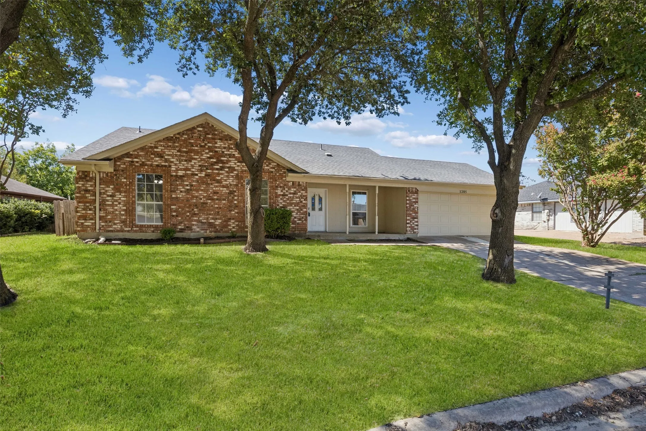 Single Family Residence For Sale in Johnson County , 1205 Rene Drive, Alvarado, Texas 76009, 3 Bedroom, 2 Bathroom, 2 Garage spaces, 1,534 Sqft, built in 1993, mls#21405537, Real Estate Agent in Alvarado, Homes For Sale in Johnson county, Homes For Sale in Alvarado, Realtor in Alvarado Texas, Real Estate Brokerage Independent Realty Texas, Luminita Cordes Realtor