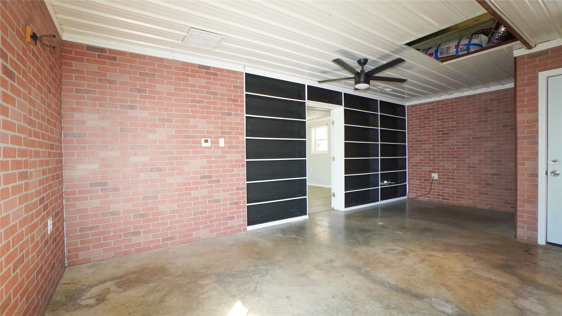 Single Family Residence For Rent in Kaufman County , 112 Cherokee Street, Terrell, Texas 75160, 3 Bedroom, 2 Bathroom, Garage spaces, 1,469 Sqft, built in 1961, mls#21406222, Real Estate Agent in Terrell, Homes For Rent in Kaufman county, Homes For Rent in Terrell, Realtor in Terrell Texas, Real Estate Brokerage Independent Realty Texas, Luminita Cordes Realtor