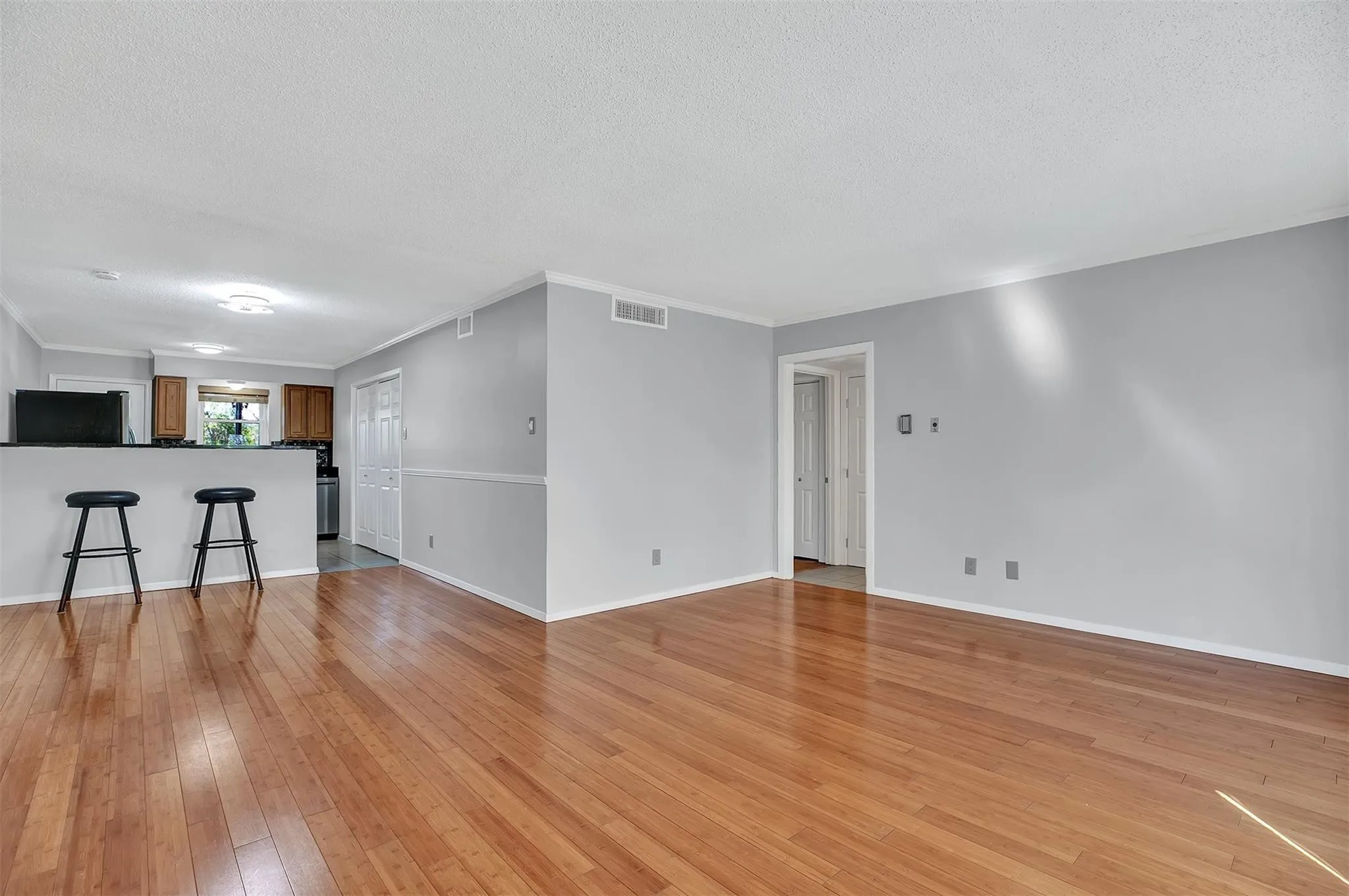 Condominium For Rent in Dallas County , 7705 Meadow Park Drive 209, Dallas, Texas 75230, 1 Bedroom, 1 Bathroom, Garage spaces, 819 Sqft, built in 1963, mls#21406704, Real Estate Agent in Dallas, Homes For Rent in Dallas county, Homes For Rent in Dallas, Realtor in Dallas Texas, Real Estate Brokerage Independent Realty Texas, Luminita Cordes Realtor