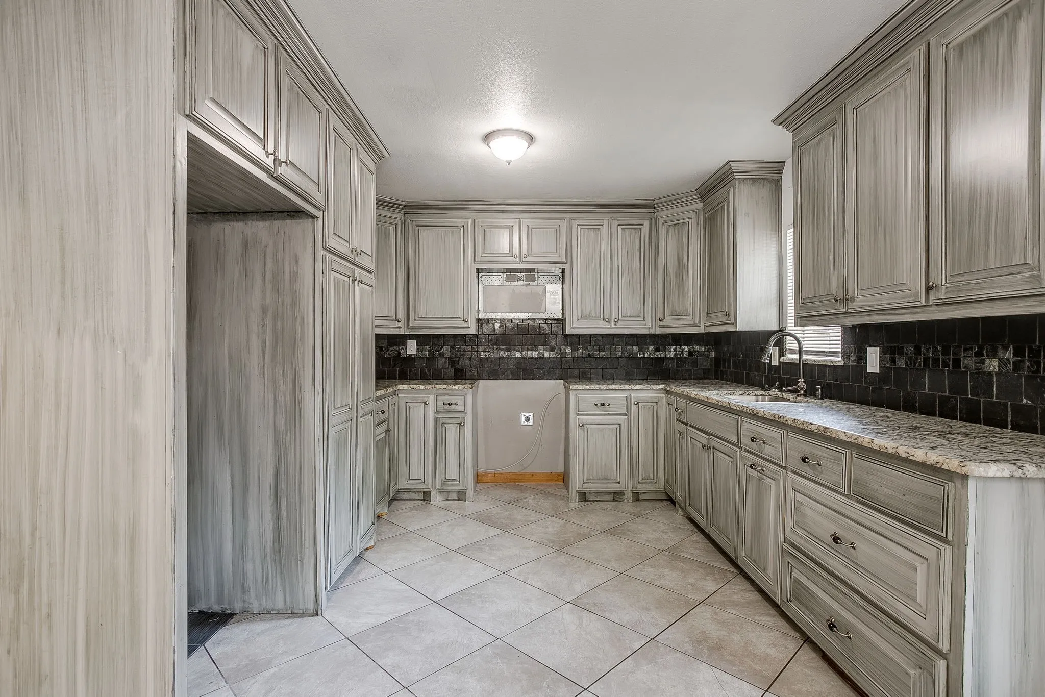 Single Family Residence For Rent in Tarrant County , 3732 E 1st Street, Fort Worth, Texas 76111, 2 Bedroom, 1 Bathroom, Garage spaces, 1,314 Sqft, built in 1928, mls#21406691, Real Estate Agent in Fort Worth, Homes For Rent in Tarrant county, Homes For Rent in Fort Worth, Realtor in Fort Worth Texas, Real Estate Brokerage Independent Realty Texas, Luminita Cordes Realtor