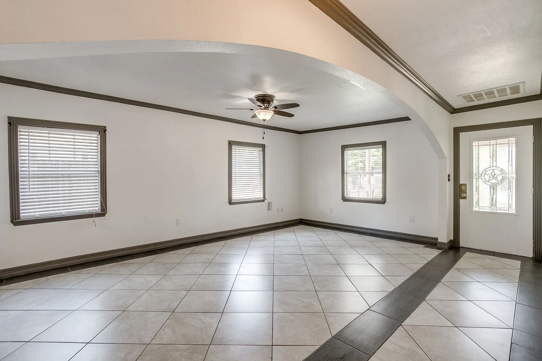 Single Family Residence For Rent in Tarrant County , 3732 E 1st Street, Fort Worth, Texas 76111, 2 Bedroom, 1 Bathroom, Garage spaces, 1,314 Sqft, built in 1928, mls#21406691, Real Estate Agent in Fort Worth, Homes For Rent in Tarrant county, Homes For Rent in Fort Worth, Realtor in Fort Worth Texas, Real Estate Brokerage Independent Realty Texas, Luminita Cordes Realtor