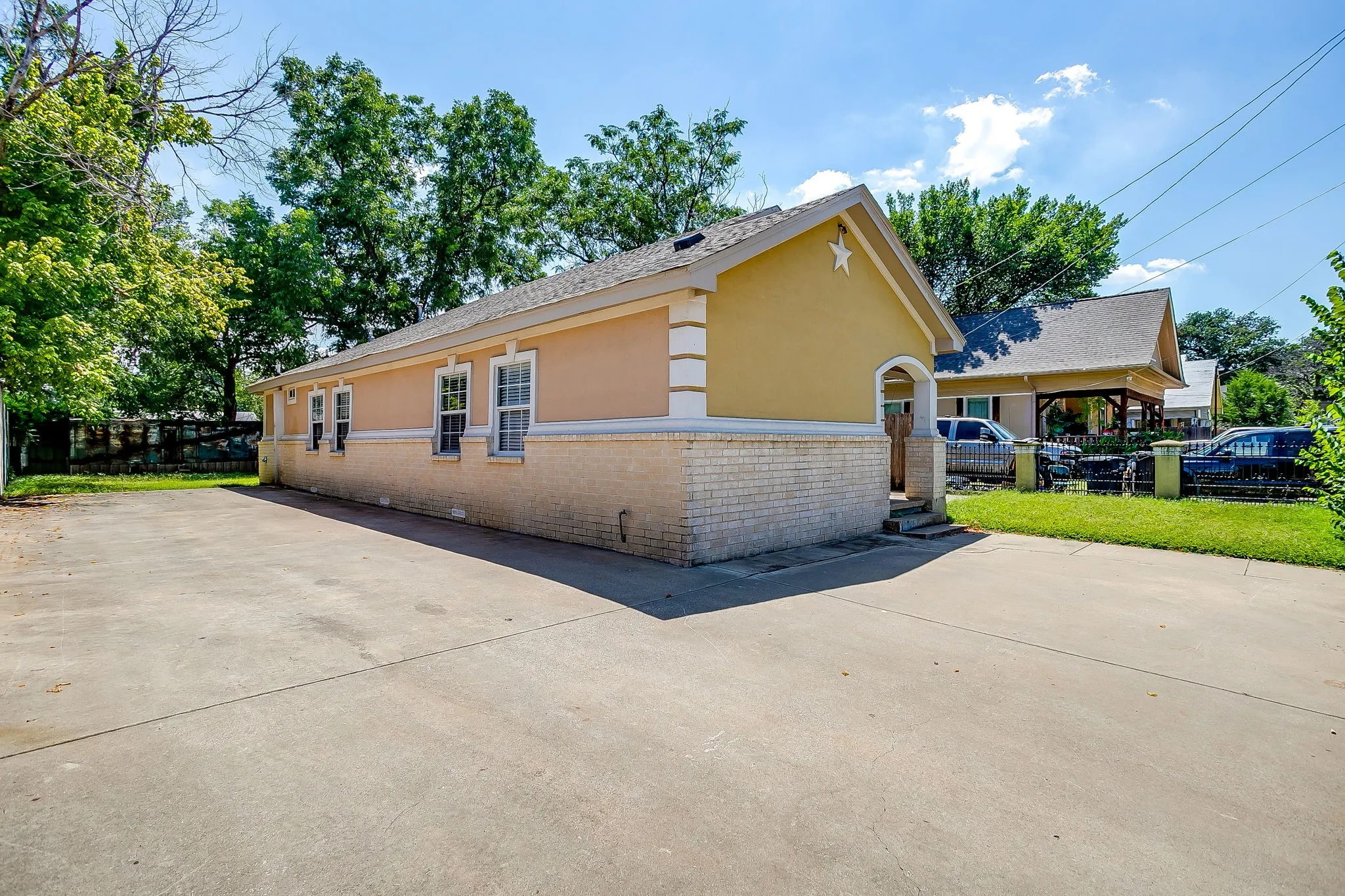 Single Family Residence For Rent in Tarrant County , 3732 E 1st Street, Fort Worth, Texas 76111, 2 Bedroom, 1 Bathroom, Garage spaces, 1,314 Sqft, built in 1928, mls#21406691, Real Estate Agent in Fort Worth, Homes For Rent in Tarrant county, Homes For Rent in Fort Worth, Realtor in Fort Worth Texas, Real Estate Brokerage Independent Realty Texas, Luminita Cordes Realtor