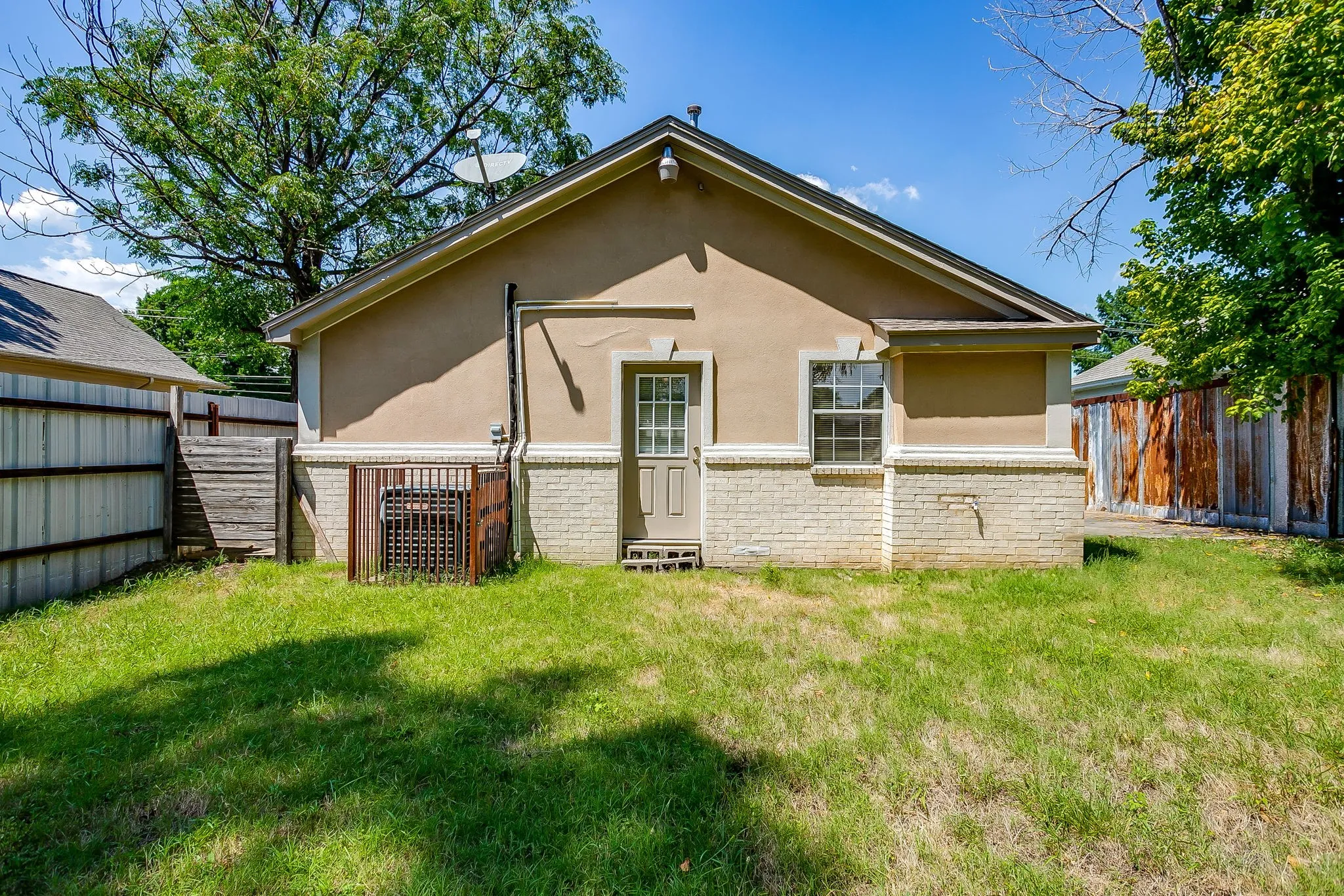 Single Family Residence For Rent in Tarrant County , 3732 E 1st Street, Fort Worth, Texas 76111, 2 Bedroom, 1 Bathroom, Garage spaces, 1,314 Sqft, built in 1928, mls#21406691, Real Estate Agent in Fort Worth, Homes For Rent in Tarrant county, Homes For Rent in Fort Worth, Realtor in Fort Worth Texas, Real Estate Brokerage Independent Realty Texas, Luminita Cordes Realtor