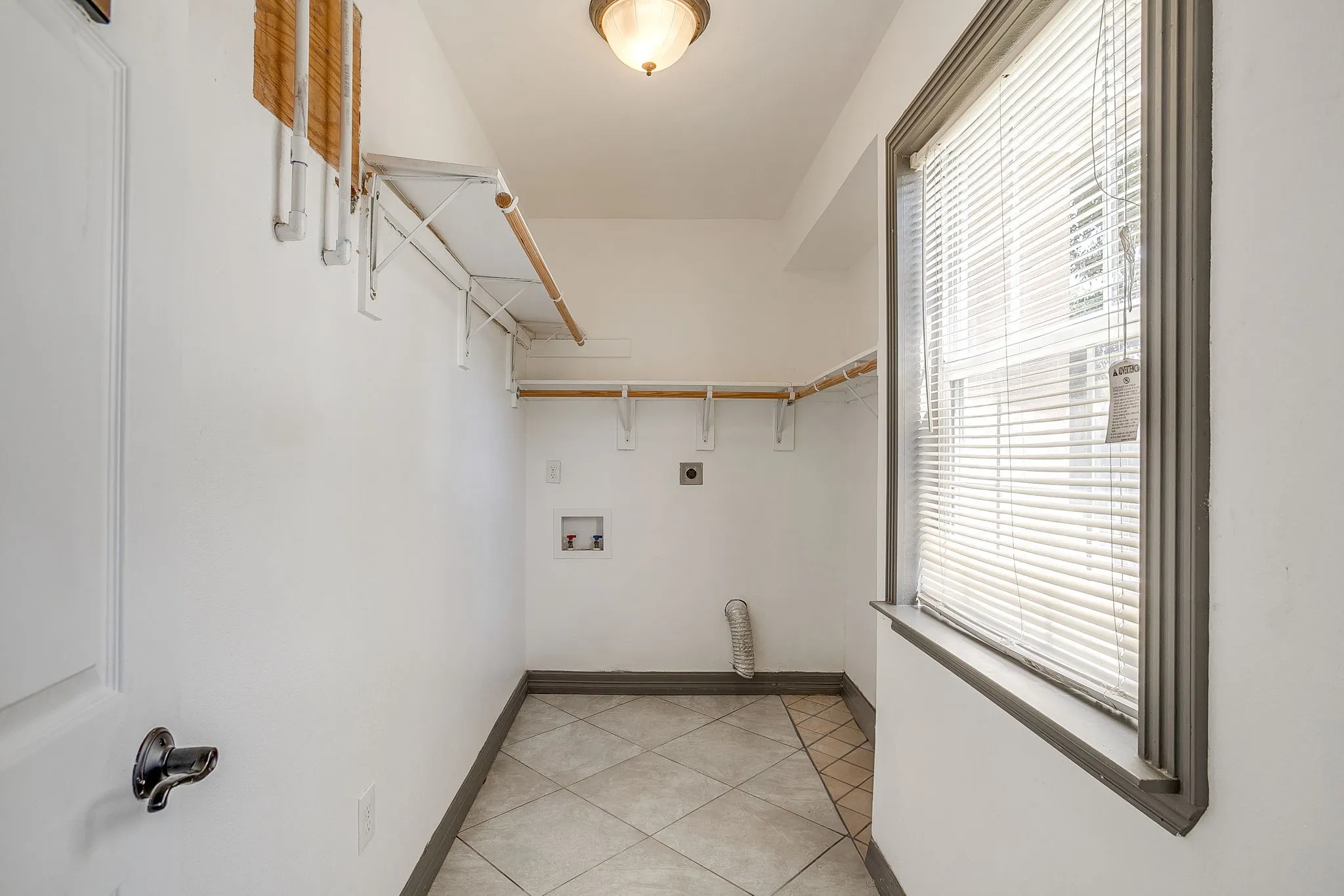 Single Family Residence For Rent in Tarrant County , 3732 E 1st Street, Fort Worth, Texas 76111, 2 Bedroom, 1 Bathroom, Garage spaces, 1,314 Sqft, built in 1928, mls#21406691, Real Estate Agent in Fort Worth, Homes For Rent in Tarrant county, Homes For Rent in Fort Worth, Realtor in Fort Worth Texas, Real Estate Brokerage Independent Realty Texas, Luminita Cordes Realtor
