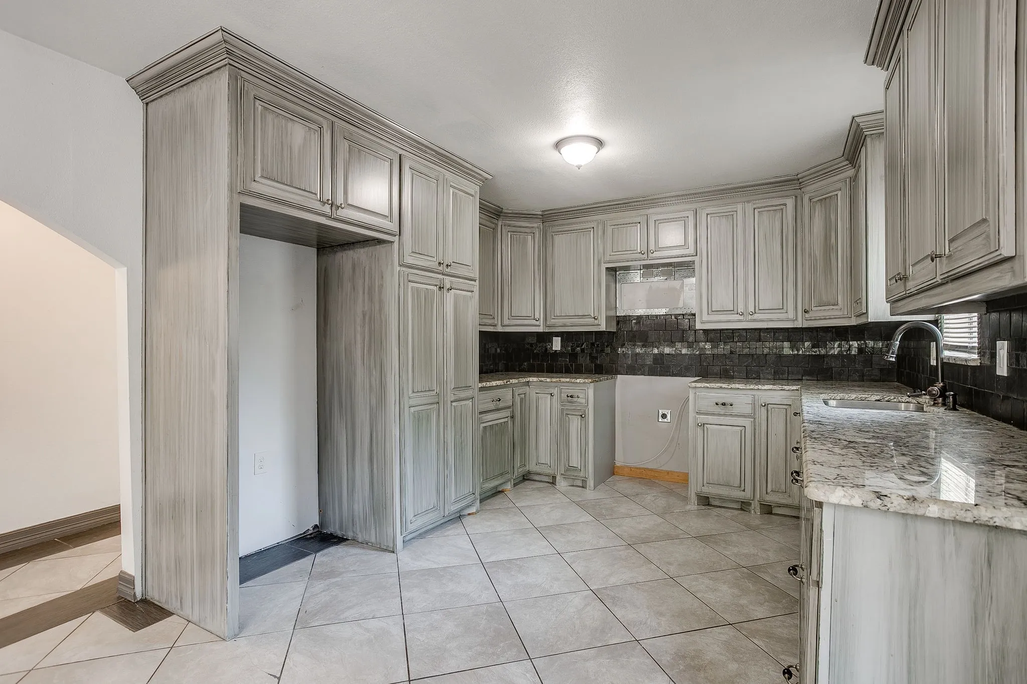 Single Family Residence For Rent in Tarrant County , 3732 E 1st Street, Fort Worth, Texas 76111, 2 Bedroom, 1 Bathroom, Garage spaces, 1,314 Sqft, built in 1928, mls#21406691, Real Estate Agent in Fort Worth, Homes For Rent in Tarrant county, Homes For Rent in Fort Worth, Realtor in Fort Worth Texas, Real Estate Brokerage Independent Realty Texas, Luminita Cordes Realtor