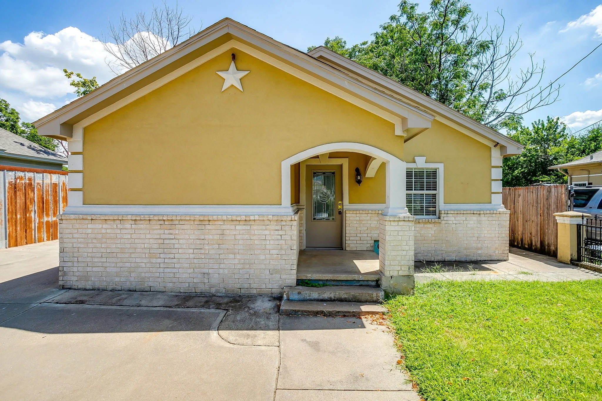 Single Family Residence For Rent in Tarrant County , 3732 E 1st Street, Fort Worth, Texas 76111, 2 Bedroom, 1 Bathroom, Garage spaces, 1,314 Sqft, built in 1928, mls#21406691, Real Estate Agent in Fort Worth, Homes For Rent in Tarrant county, Homes For Rent in Fort Worth, Realtor in Fort Worth Texas, Real Estate Brokerage Independent Realty Texas, Luminita Cordes Realtor