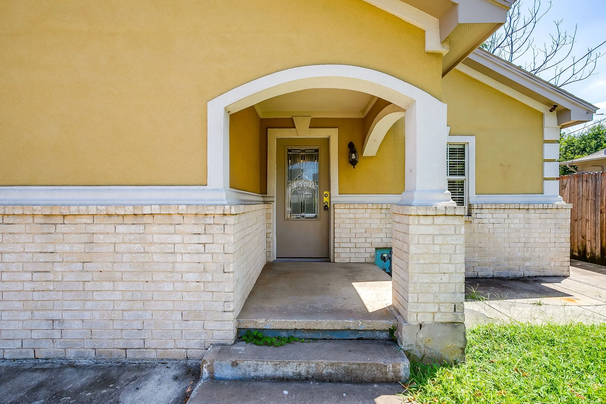Single Family Residence For Rent in Tarrant County , 3732 E 1st Street, Fort Worth, Texas 76111, 2 Bedroom, 1 Bathroom, Garage spaces, 1,314 Sqft, built in 1928, mls#21406691, Real Estate Agent in Fort Worth, Homes For Rent in Tarrant county, Homes For Rent in Fort Worth, Realtor in Fort Worth Texas, Real Estate Brokerage Independent Realty Texas, Luminita Cordes Realtor