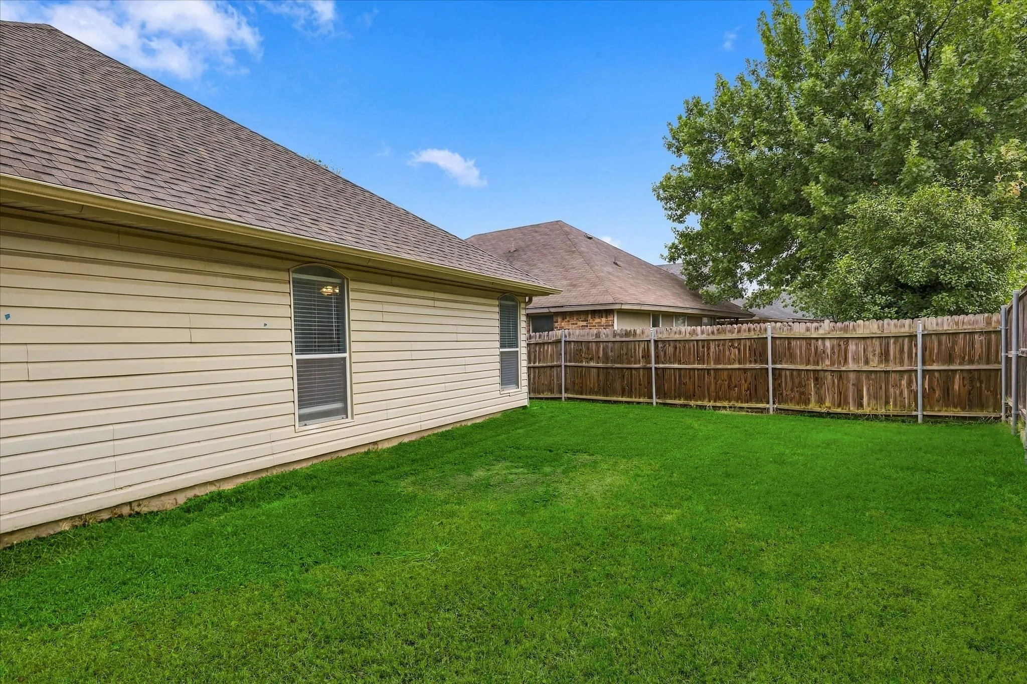 Single Family Residence For Sale in Tarrant County , 6025 Kimberly Court, Haltom City, Texas 76137, 3 Bedroom, 2 Bathroom, 2 Garage spaces, 1,400 Sqft, built in 1989, mls#21400156, Real Estate Agent in Haltom City, Homes For Sale in Tarrant county, Homes For Sale in Haltom City, Realtor in Haltom City Texas, Real Estate Brokerage Independent Realty Texas, Luminita Cordes Realtor