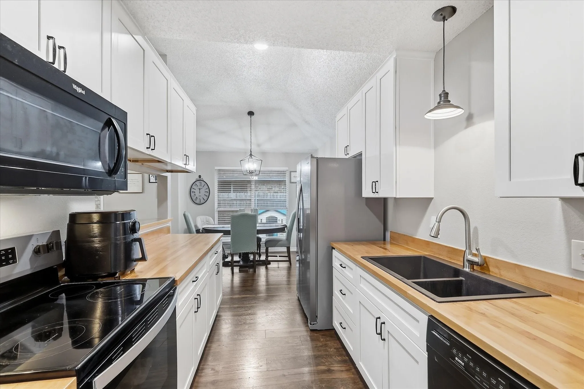 Single Family Residence For Sale in Tarrant County , 6025 Kimberly Court, Haltom City, Texas 76137, 3 Bedroom, 2 Bathroom, 2 Garage spaces, 1,400 Sqft, built in 1989, mls#21400156, Real Estate Agent in Haltom City, Homes For Sale in Tarrant county, Homes For Sale in Haltom City, Realtor in Haltom City Texas, Real Estate Brokerage Independent Realty Texas, Luminita Cordes Realtor