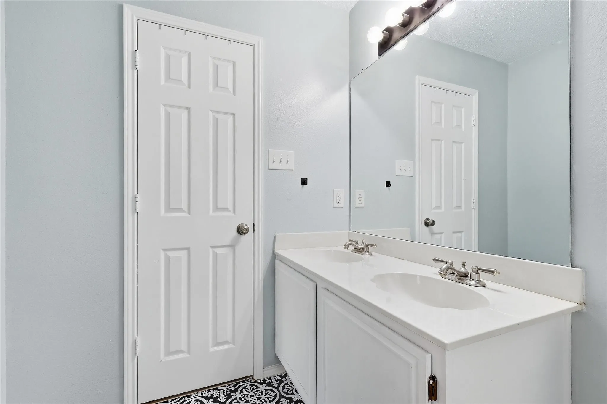 Single Family Residence For Sale in Tarrant County , 6025 Kimberly Court, Haltom City, Texas 76137, 3 Bedroom, 2 Bathroom, 2 Garage spaces, 1,400 Sqft, built in 1989, mls#21400156, Real Estate Agent in Haltom City, Homes For Sale in Tarrant county, Homes For Sale in Haltom City, Realtor in Haltom City Texas, Real Estate Brokerage Independent Realty Texas, Luminita Cordes Realtor