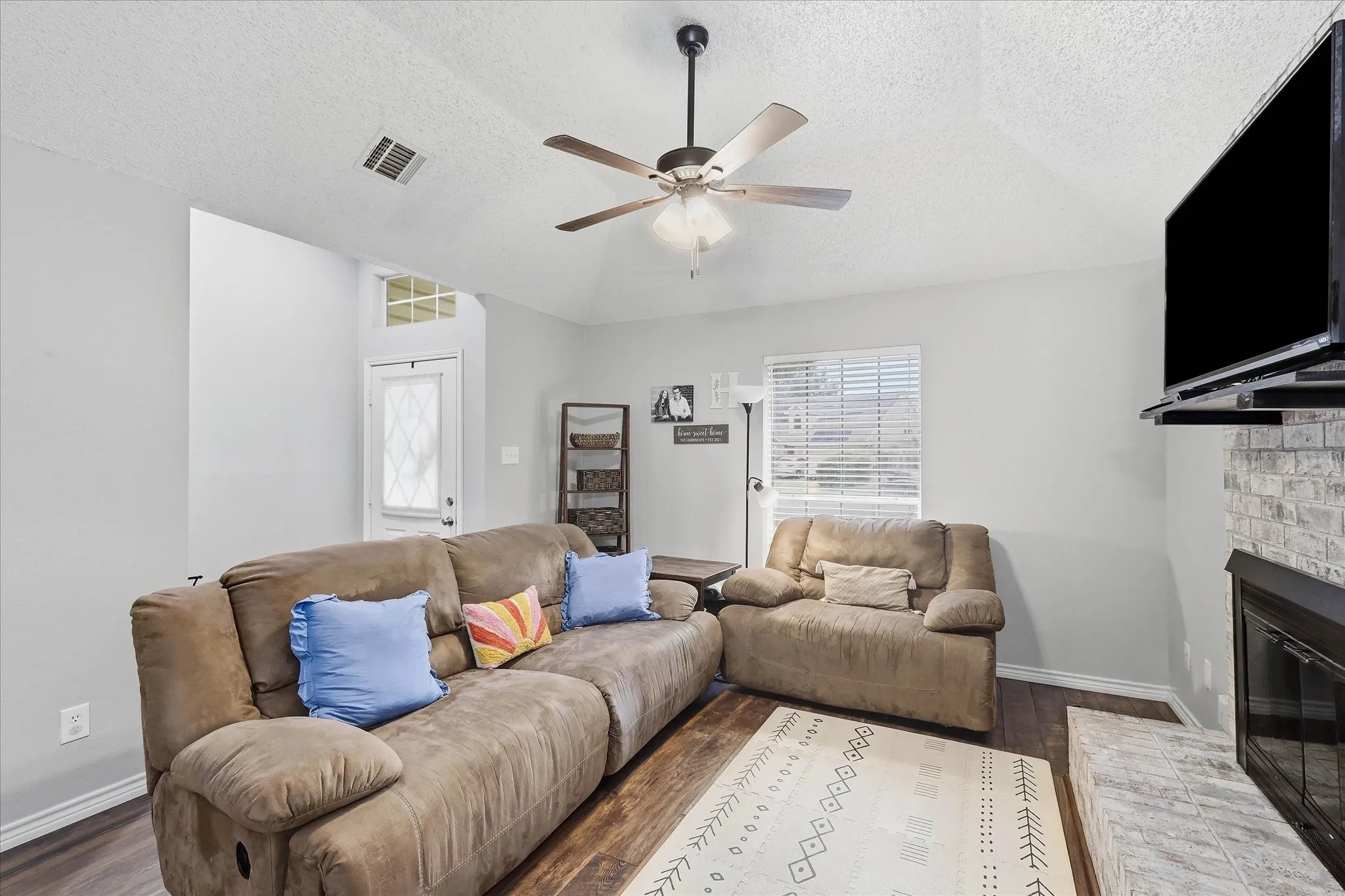 Single Family Residence For Sale in Tarrant County , 6025 Kimberly Court, Haltom City, Texas 76137, 3 Bedroom, 2 Bathroom, 2 Garage spaces, 1,400 Sqft, built in 1989, mls#21400156, Real Estate Agent in Haltom City, Homes For Sale in Tarrant county, Homes For Sale in Haltom City, Realtor in Haltom City Texas, Real Estate Brokerage Independent Realty Texas, Luminita Cordes Realtor