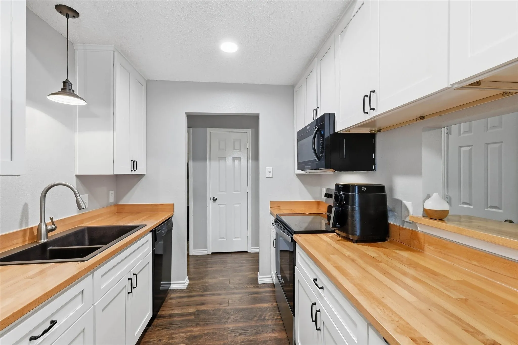 Single Family Residence For Sale in Tarrant County , 6025 Kimberly Court, Haltom City, Texas 76137, 3 Bedroom, 2 Bathroom, 2 Garage spaces, 1,400 Sqft, built in 1989, mls#21400156, Real Estate Agent in Haltom City, Homes For Sale in Tarrant county, Homes For Sale in Haltom City, Realtor in Haltom City Texas, Real Estate Brokerage Independent Realty Texas, Luminita Cordes Realtor