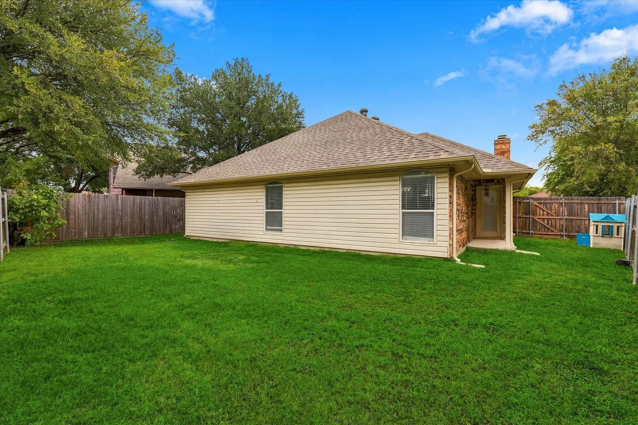 Single Family Residence For Sale in Tarrant County , 6025 Kimberly Court, Haltom City, Texas 76137, 3 Bedroom, 2 Bathroom, 2 Garage spaces, 1,400 Sqft, built in 1989, mls#21400156, Real Estate Agent in Haltom City, Homes For Sale in Tarrant county, Homes For Sale in Haltom City, Realtor in Haltom City Texas, Real Estate Brokerage Independent Realty Texas, Luminita Cordes Realtor