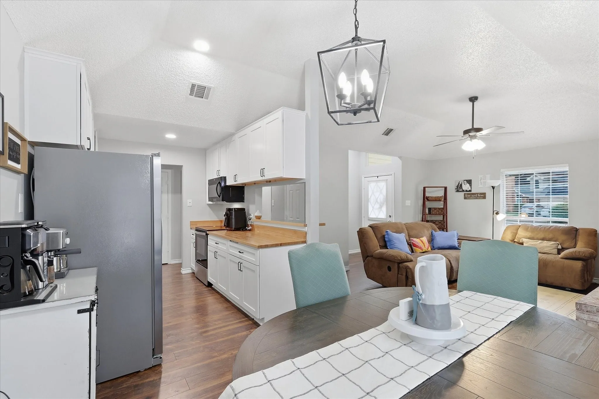 Single Family Residence For Sale in Tarrant County , 6025 Kimberly Court, Haltom City, Texas 76137, 3 Bedroom, 2 Bathroom, 2 Garage spaces, 1,400 Sqft, built in 1989, mls#21400156, Real Estate Agent in Haltom City, Homes For Sale in Tarrant county, Homes For Sale in Haltom City, Realtor in Haltom City Texas, Real Estate Brokerage Independent Realty Texas, Luminita Cordes Realtor