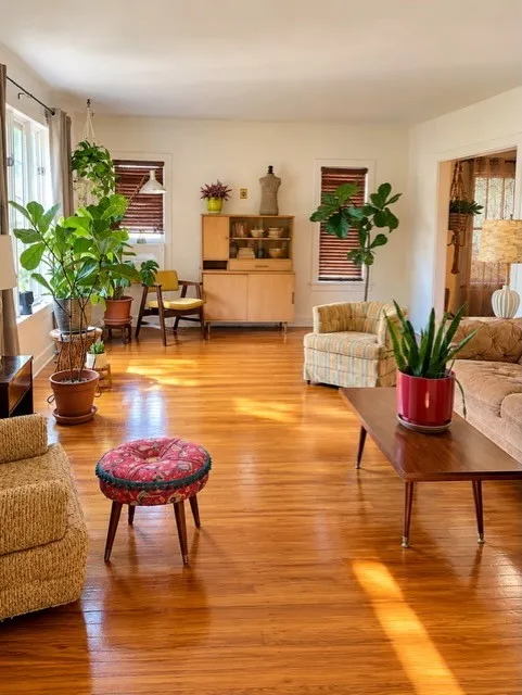 Single Family Residence For Sale in Young County , 408 W Elm Street, Olney, Texas 76374, 5 Bedroom, 3 Bathroom, 2 Garage spaces, 3,099 Sqft, built in 1936, mls#21398171, Real Estate Agent in Olney, Homes For Sale in Young county, Homes For Sale in Olney, Realtor in Olney Texas, Real Estate Brokerage Independent Realty Texas, Luminita Cordes Realtor