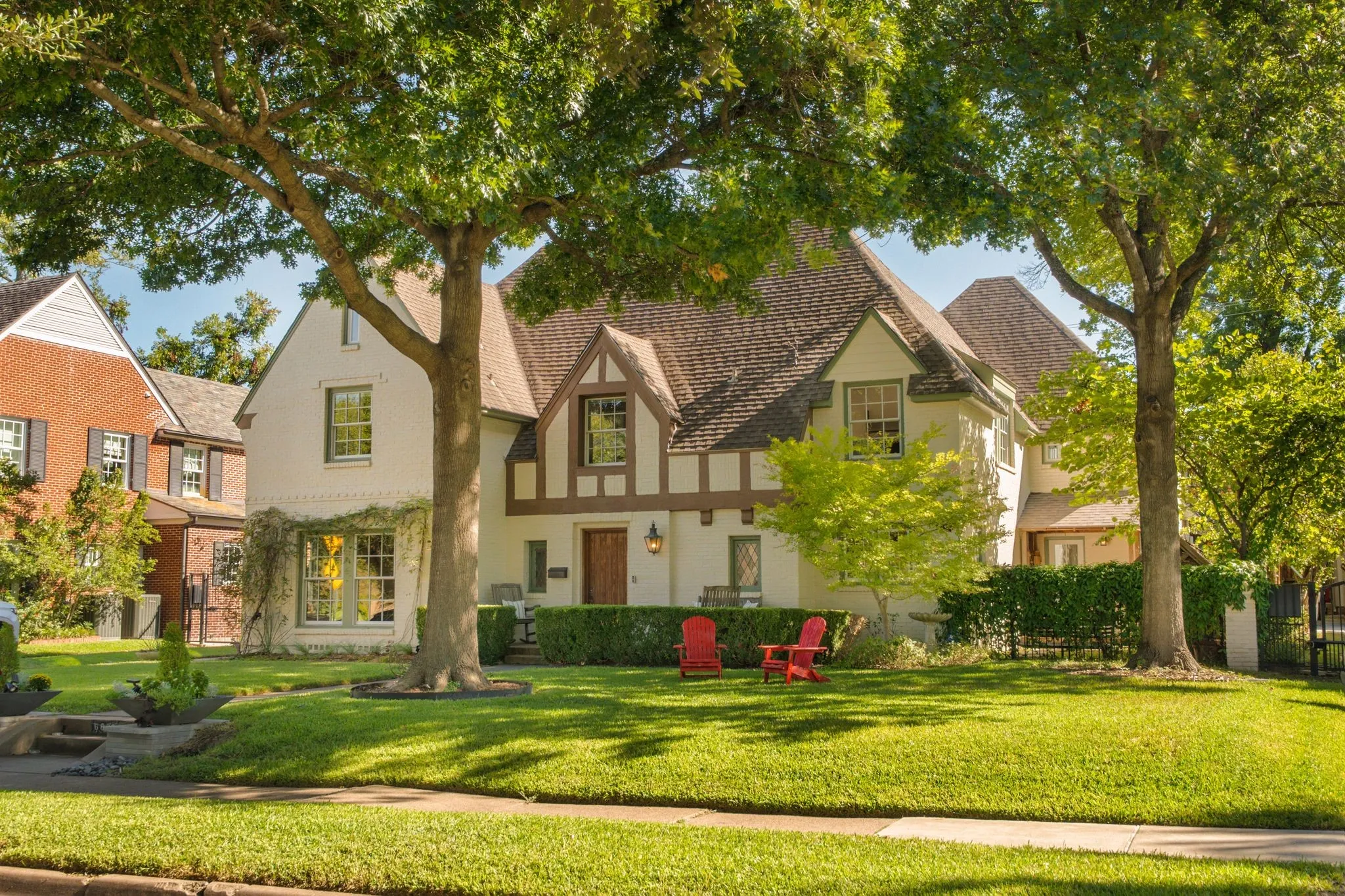 Single Family Residence For Sale in Dallas County , 6826 Lakeshore Drive, Dallas, Texas 75214, 4 Bedroom, 5 Bathroom, 2 Garage spaces, 3,907 Sqft, built in 1938, mls#21406520, Real Estate Agent in Dallas, Homes For Sale in Dallas county, Homes For Sale in Dallas, Realtor in Dallas Texas, Real Estate Brokerage Independent Realty Texas, Luminita Cordes Realtor