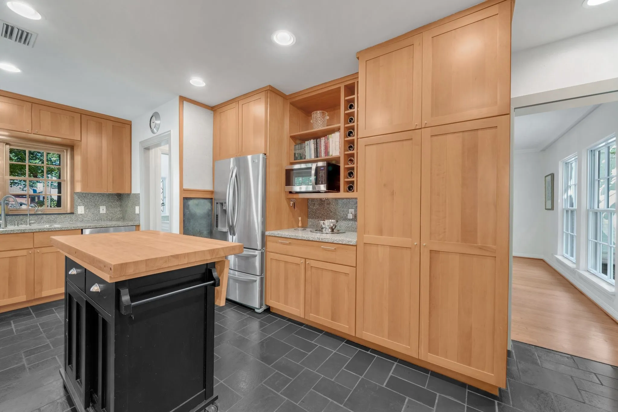 Single Family Residence For Sale in Dallas County , 6826 Lakeshore Drive, Dallas, Texas 75214, 4 Bedroom, 5 Bathroom, 2 Garage spaces, 3,907 Sqft, built in 1938, mls#21406520, Real Estate Agent in Dallas, Homes For Sale in Dallas county, Homes For Sale in Dallas, Realtor in Dallas Texas, Real Estate Brokerage Independent Realty Texas, Luminita Cordes Realtor