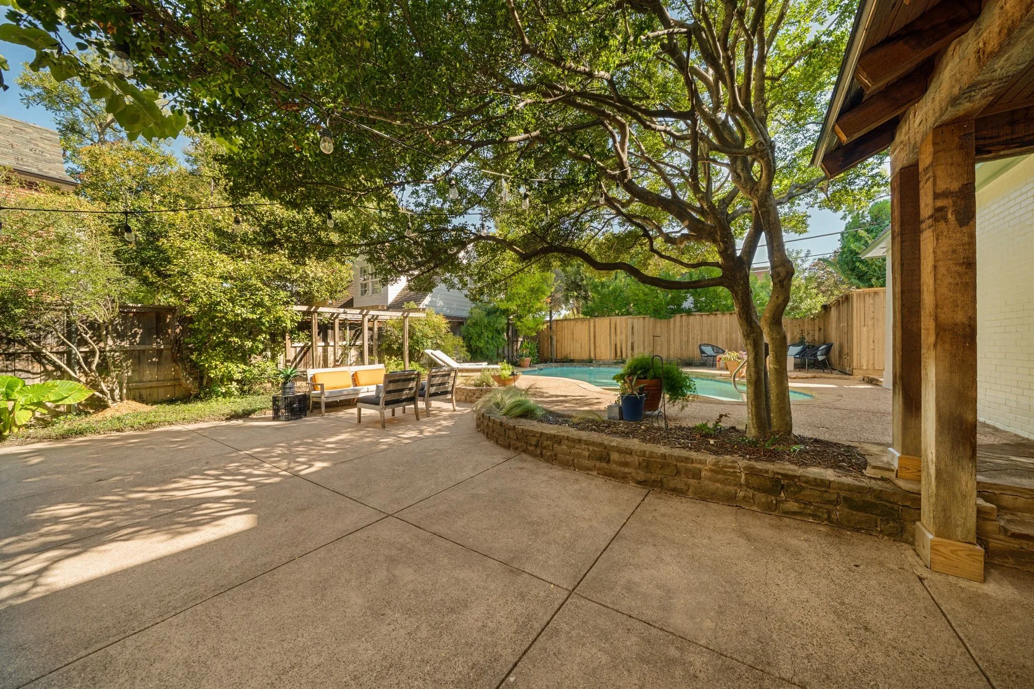 Single Family Residence For Sale in Dallas County , 6826 Lakeshore Drive, Dallas, Texas 75214, 4 Bedroom, 5 Bathroom, 2 Garage spaces, 3,907 Sqft, built in 1938, mls#21406520, Real Estate Agent in Dallas, Homes For Sale in Dallas county, Homes For Sale in Dallas, Realtor in Dallas Texas, Real Estate Brokerage Independent Realty Texas, Luminita Cordes Realtor