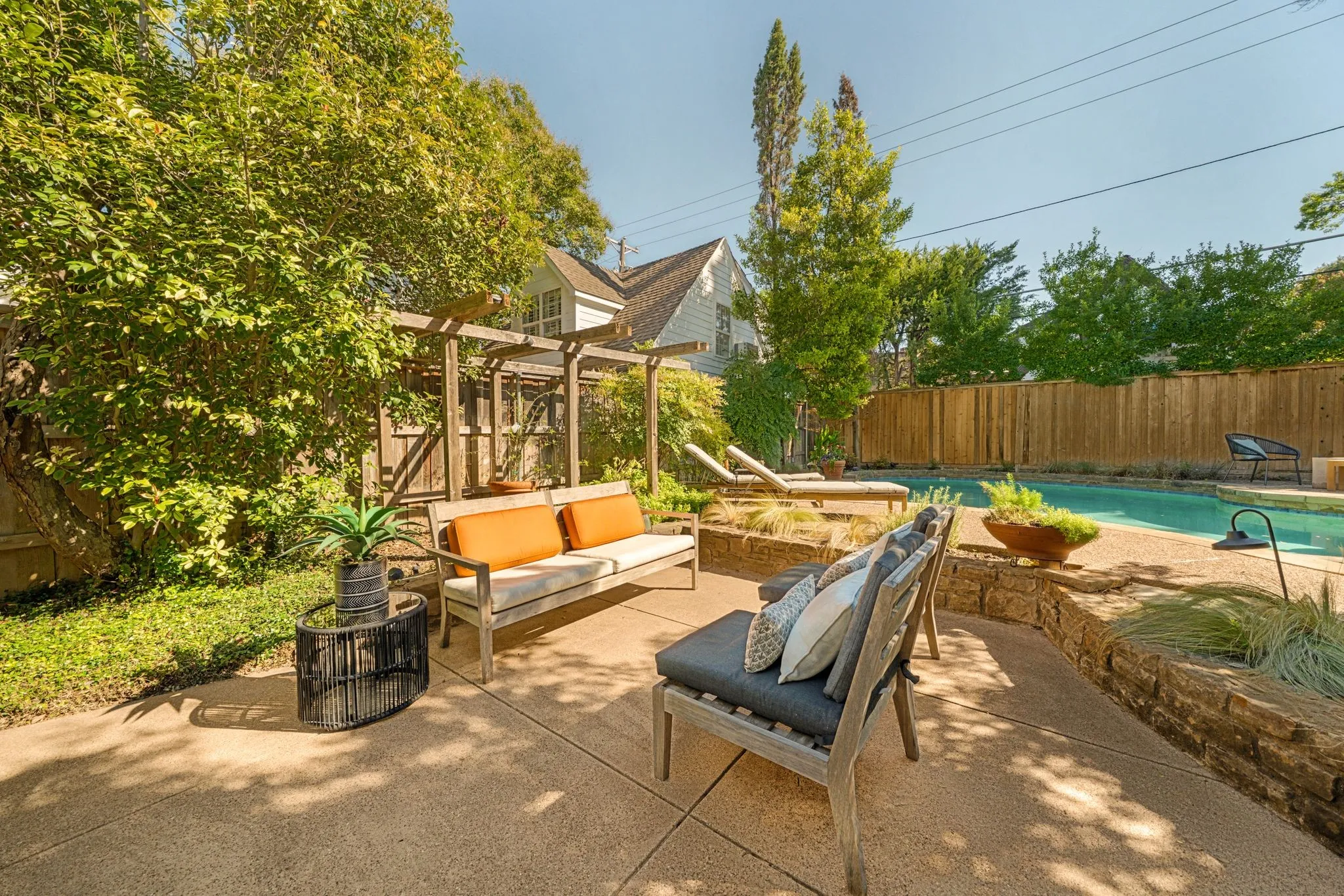 Single Family Residence For Sale in Dallas County , 6826 Lakeshore Drive, Dallas, Texas 75214, 4 Bedroom, 5 Bathroom, 2 Garage spaces, 3,907 Sqft, built in 1938, mls#21406520, Real Estate Agent in Dallas, Homes For Sale in Dallas county, Homes For Sale in Dallas, Realtor in Dallas Texas, Real Estate Brokerage Independent Realty Texas, Luminita Cordes Realtor