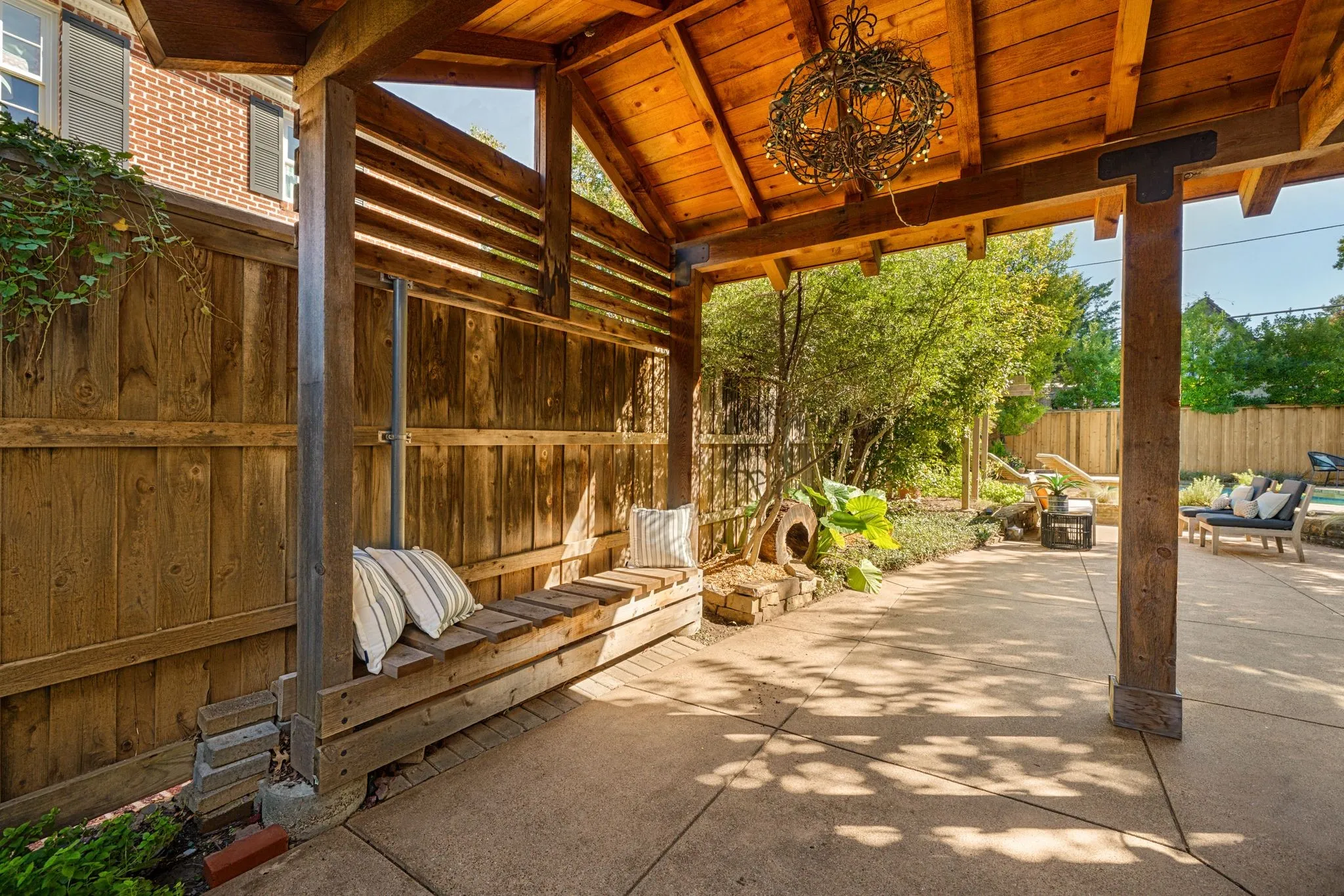 Single Family Residence For Sale in Dallas County , 6826 Lakeshore Drive, Dallas, Texas 75214, 4 Bedroom, 5 Bathroom, 2 Garage spaces, 3,907 Sqft, built in 1938, mls#21406520, Real Estate Agent in Dallas, Homes For Sale in Dallas county, Homes For Sale in Dallas, Realtor in Dallas Texas, Real Estate Brokerage Independent Realty Texas, Luminita Cordes Realtor