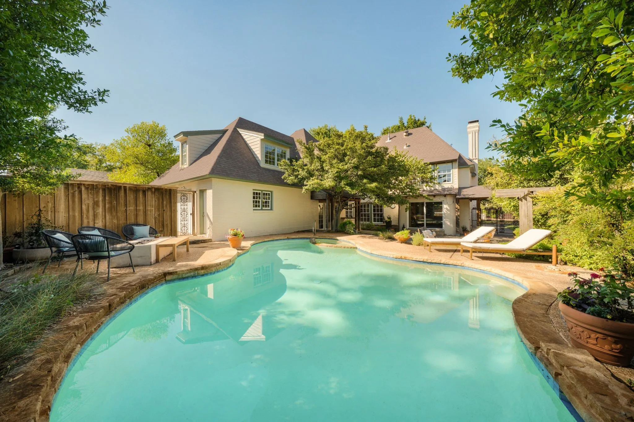 Single Family Residence For Sale in Dallas County , 6826 Lakeshore Drive, Dallas, Texas 75214, 4 Bedroom, 5 Bathroom, 2 Garage spaces, 3,907 Sqft, built in 1938, mls#21406520, Real Estate Agent in Dallas, Homes For Sale in Dallas county, Homes For Sale in Dallas, Realtor in Dallas Texas, Real Estate Brokerage Independent Realty Texas, Luminita Cordes Realtor