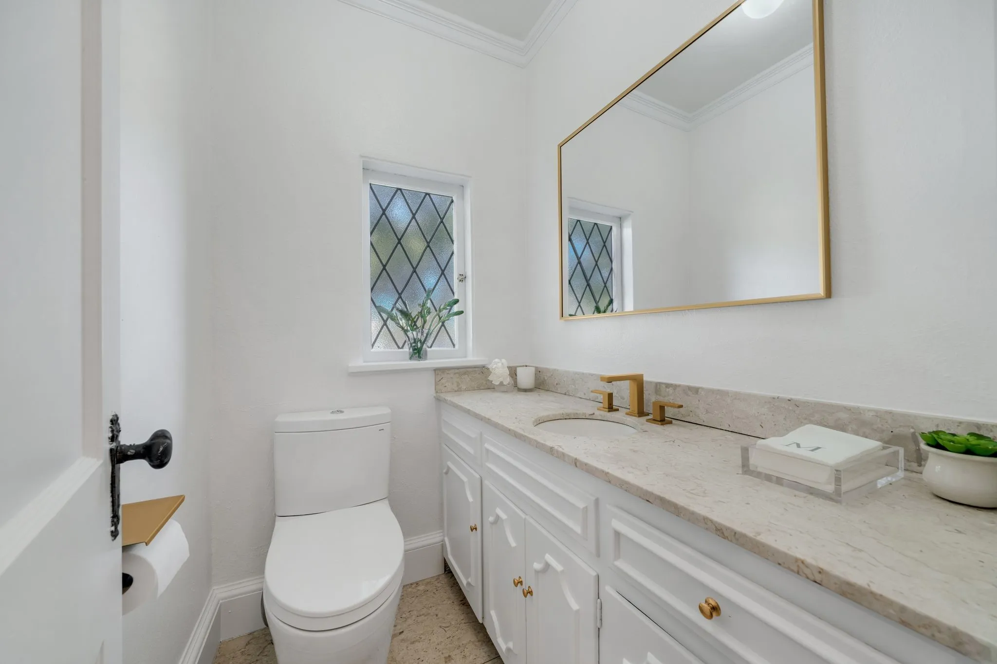 Single Family Residence For Sale in Dallas County , 6826 Lakeshore Drive, Dallas, Texas 75214, 4 Bedroom, 5 Bathroom, 2 Garage spaces, 3,907 Sqft, built in 1938, mls#21406520, Real Estate Agent in Dallas, Homes For Sale in Dallas county, Homes For Sale in Dallas, Realtor in Dallas Texas, Real Estate Brokerage Independent Realty Texas, Luminita Cordes Realtor