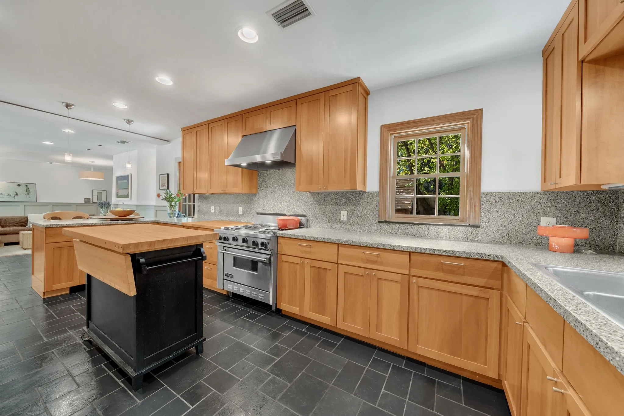 Single Family Residence For Sale in Dallas County , 6826 Lakeshore Drive, Dallas, Texas 75214, 4 Bedroom, 5 Bathroom, 2 Garage spaces, 3,907 Sqft, built in 1938, mls#21406520, Real Estate Agent in Dallas, Homes For Sale in Dallas county, Homes For Sale in Dallas, Realtor in Dallas Texas, Real Estate Brokerage Independent Realty Texas, Luminita Cordes Realtor