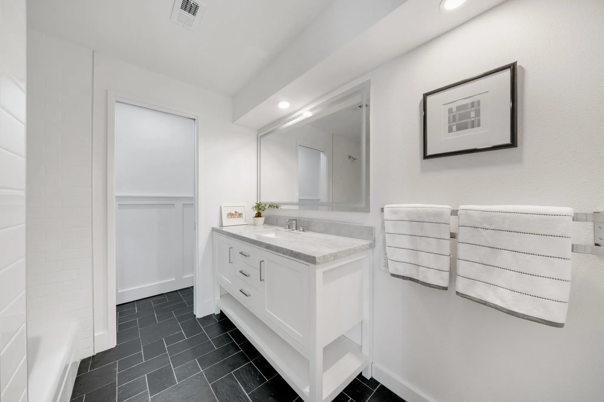Single Family Residence For Sale in Dallas County , 6826 Lakeshore Drive, Dallas, Texas 75214, 4 Bedroom, 5 Bathroom, 2 Garage spaces, 3,907 Sqft, built in 1938, mls#21406520, Real Estate Agent in Dallas, Homes For Sale in Dallas county, Homes For Sale in Dallas, Realtor in Dallas Texas, Real Estate Brokerage Independent Realty Texas, Luminita Cordes Realtor