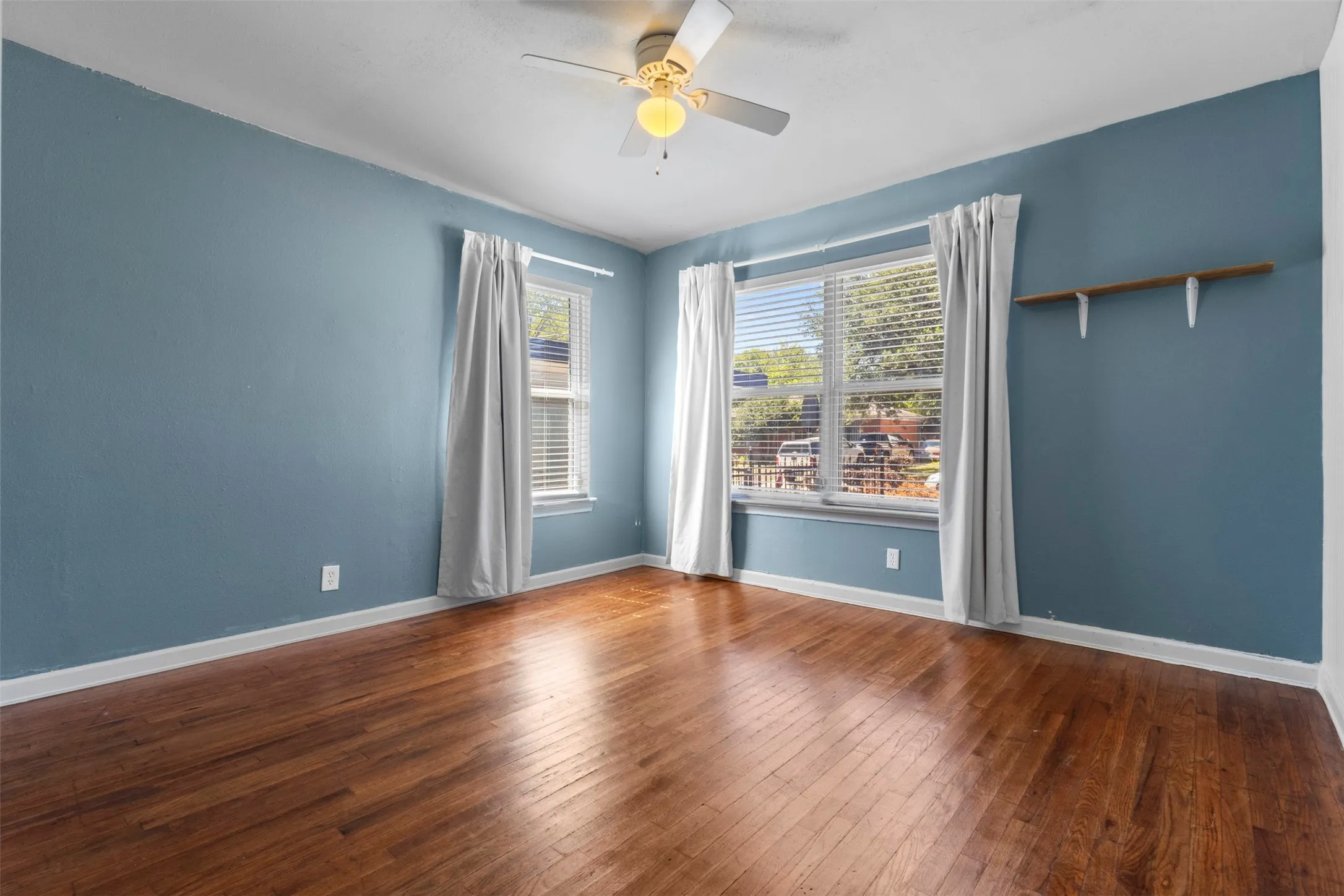 Single Family Residence For Sale in Dallas County , 2006 Boyd Street, Dallas, Texas 75224, 3 Bedroom, 1 Bathroom, Garage spaces, 1,401 Sqft, built in 1952, mls#21406436, Real Estate Agent in Dallas, Homes For Sale in Dallas county, Homes For Sale in Dallas, Realtor in Dallas Texas, Real Estate Brokerage Independent Realty Texas, Luminita Cordes Realtor