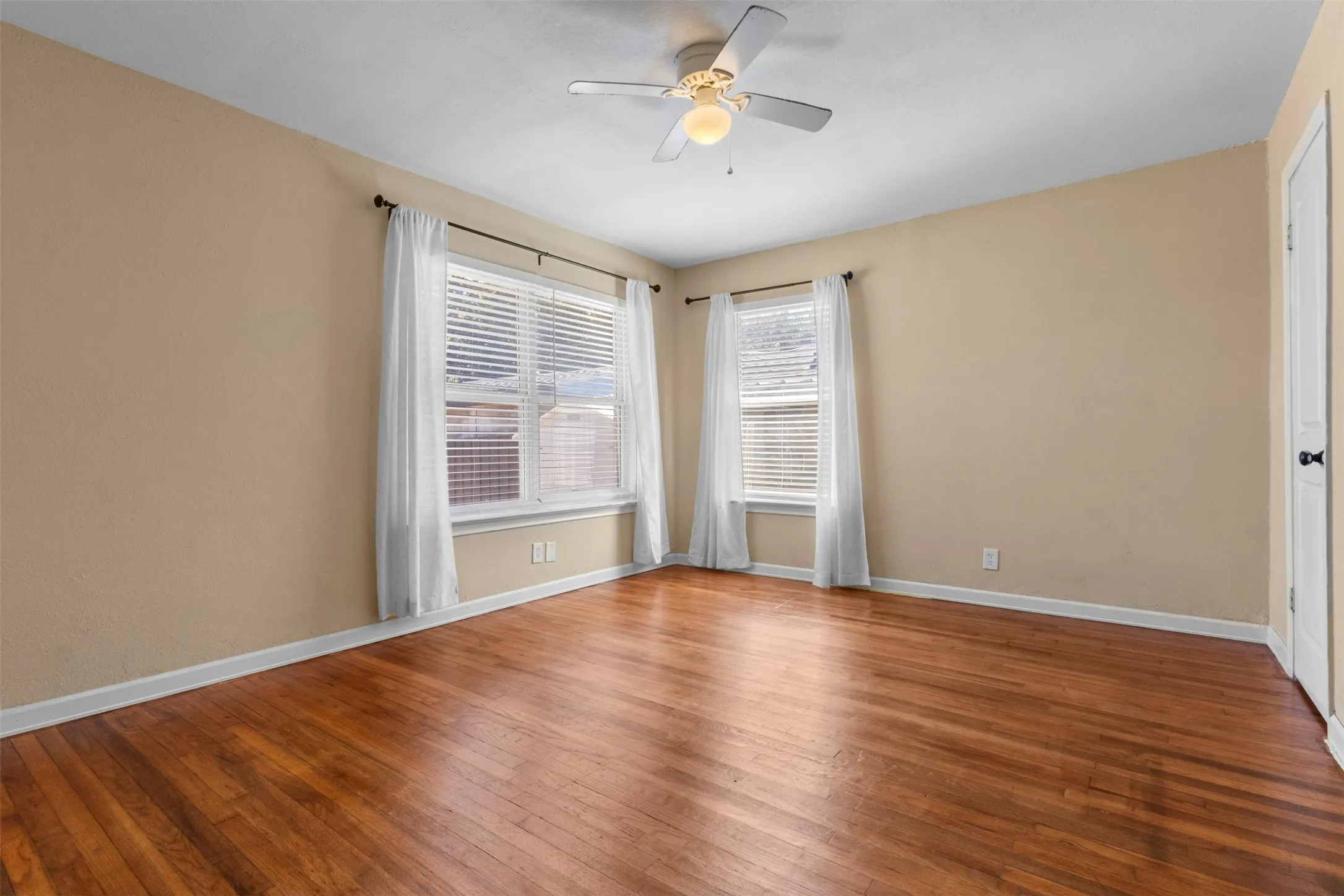 Single Family Residence For Sale in Dallas County , 2006 Boyd Street, Dallas, Texas 75224, 3 Bedroom, 1 Bathroom, Garage spaces, 1,401 Sqft, built in 1952, mls#21406436, Real Estate Agent in Dallas, Homes For Sale in Dallas county, Homes For Sale in Dallas, Realtor in Dallas Texas, Real Estate Brokerage Independent Realty Texas, Luminita Cordes Realtor