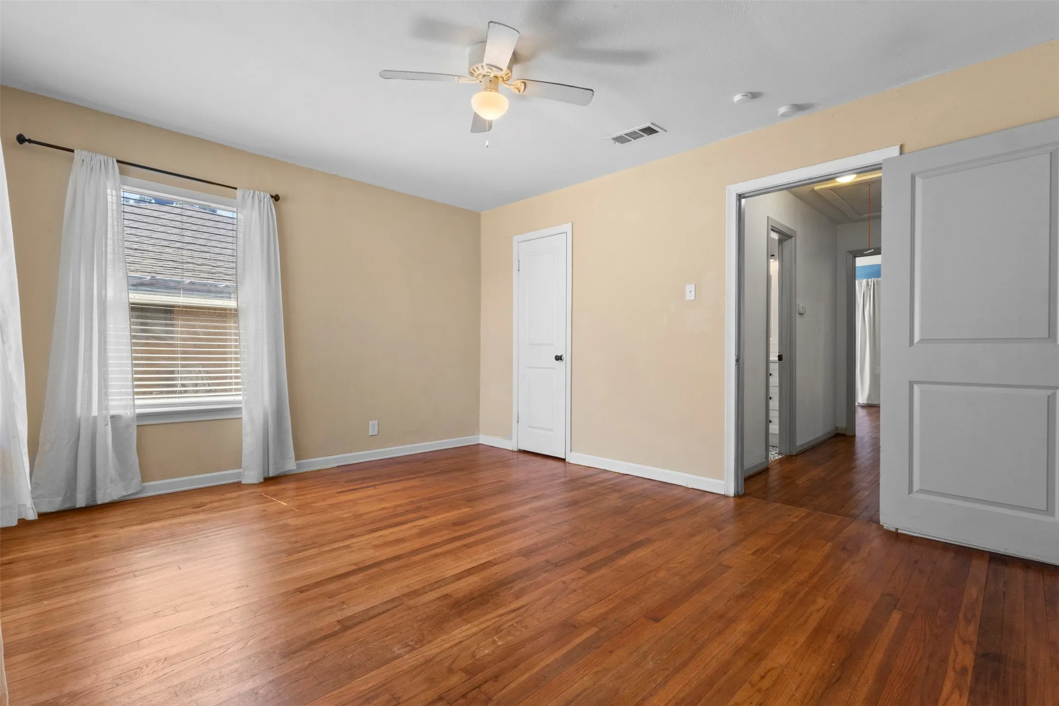 Single Family Residence For Sale in Dallas County , 2006 Boyd Street, Dallas, Texas 75224, 3 Bedroom, 1 Bathroom, Garage spaces, 1,401 Sqft, built in 1952, mls#21406436, Real Estate Agent in Dallas, Homes For Sale in Dallas county, Homes For Sale in Dallas, Realtor in Dallas Texas, Real Estate Brokerage Independent Realty Texas, Luminita Cordes Realtor