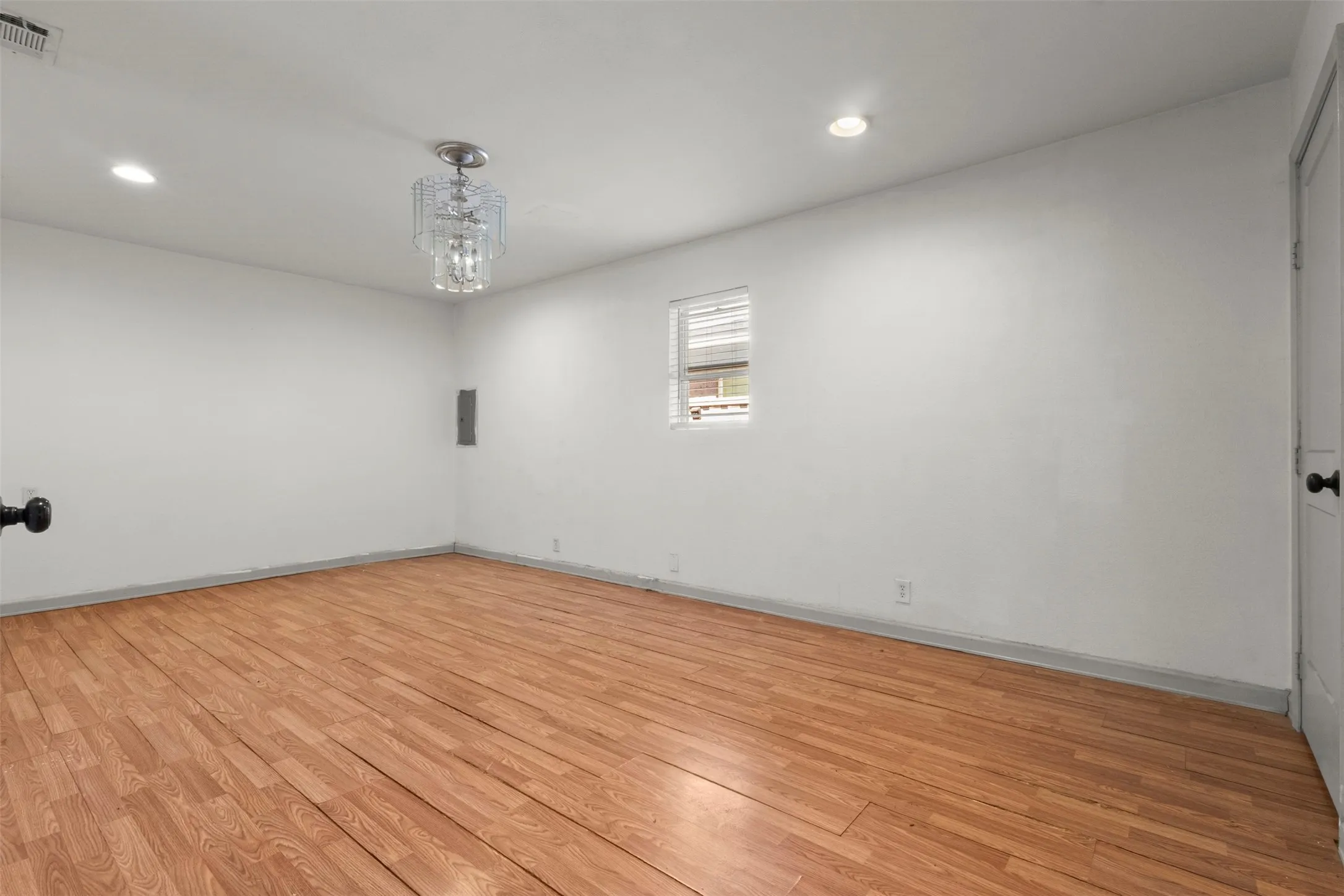 Single Family Residence For Sale in Dallas County , 2006 Boyd Street, Dallas, Texas 75224, 3 Bedroom, 1 Bathroom, Garage spaces, 1,401 Sqft, built in 1952, mls#21406436, Real Estate Agent in Dallas, Homes For Sale in Dallas county, Homes For Sale in Dallas, Realtor in Dallas Texas, Real Estate Brokerage Independent Realty Texas, Luminita Cordes Realtor