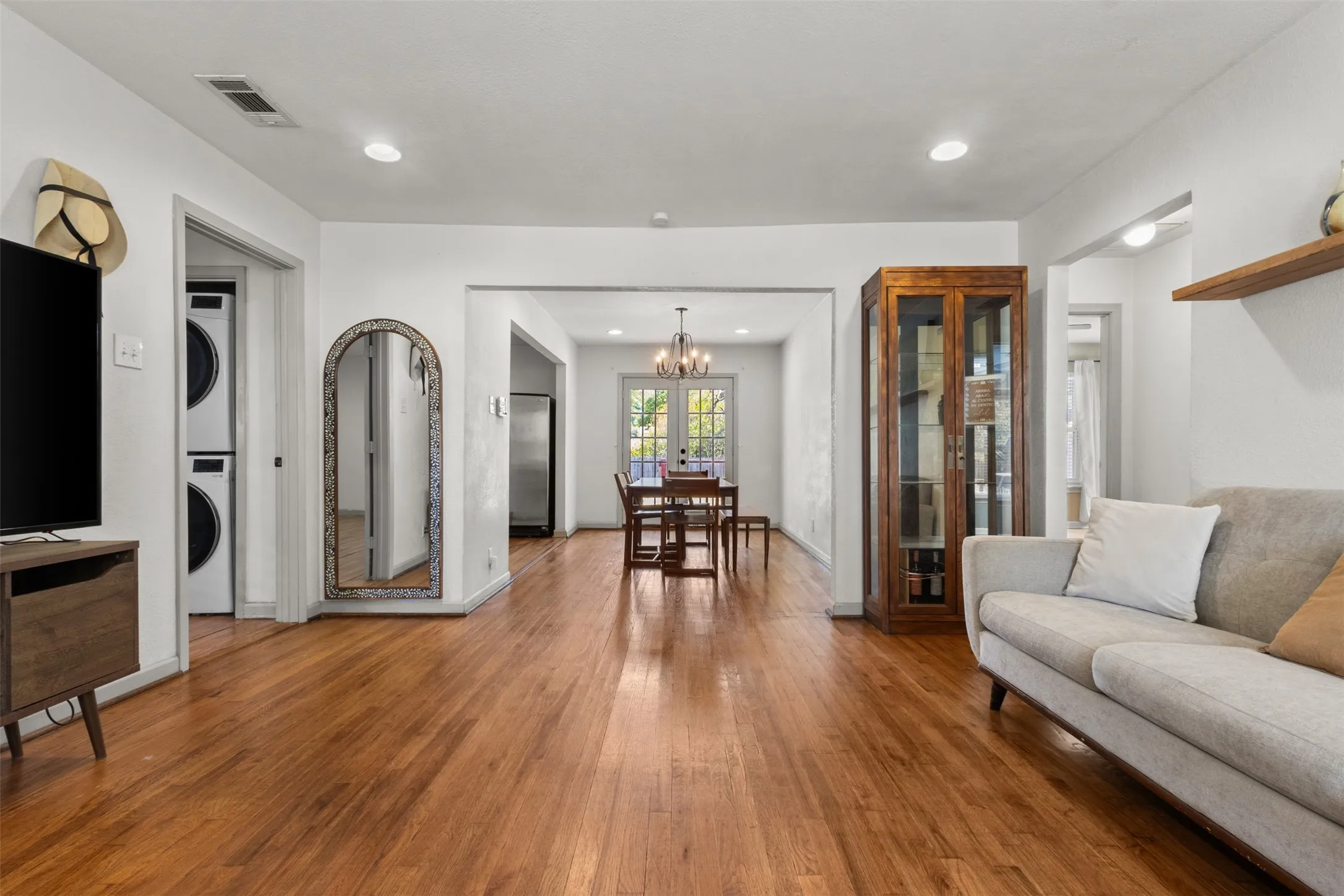 Single Family Residence For Sale in Dallas County , 2006 Boyd Street, Dallas, Texas 75224, 3 Bedroom, 1 Bathroom, Garage spaces, 1,401 Sqft, built in 1952, mls#21406436, Real Estate Agent in Dallas, Homes For Sale in Dallas county, Homes For Sale in Dallas, Realtor in Dallas Texas, Real Estate Brokerage Independent Realty Texas, Luminita Cordes Realtor