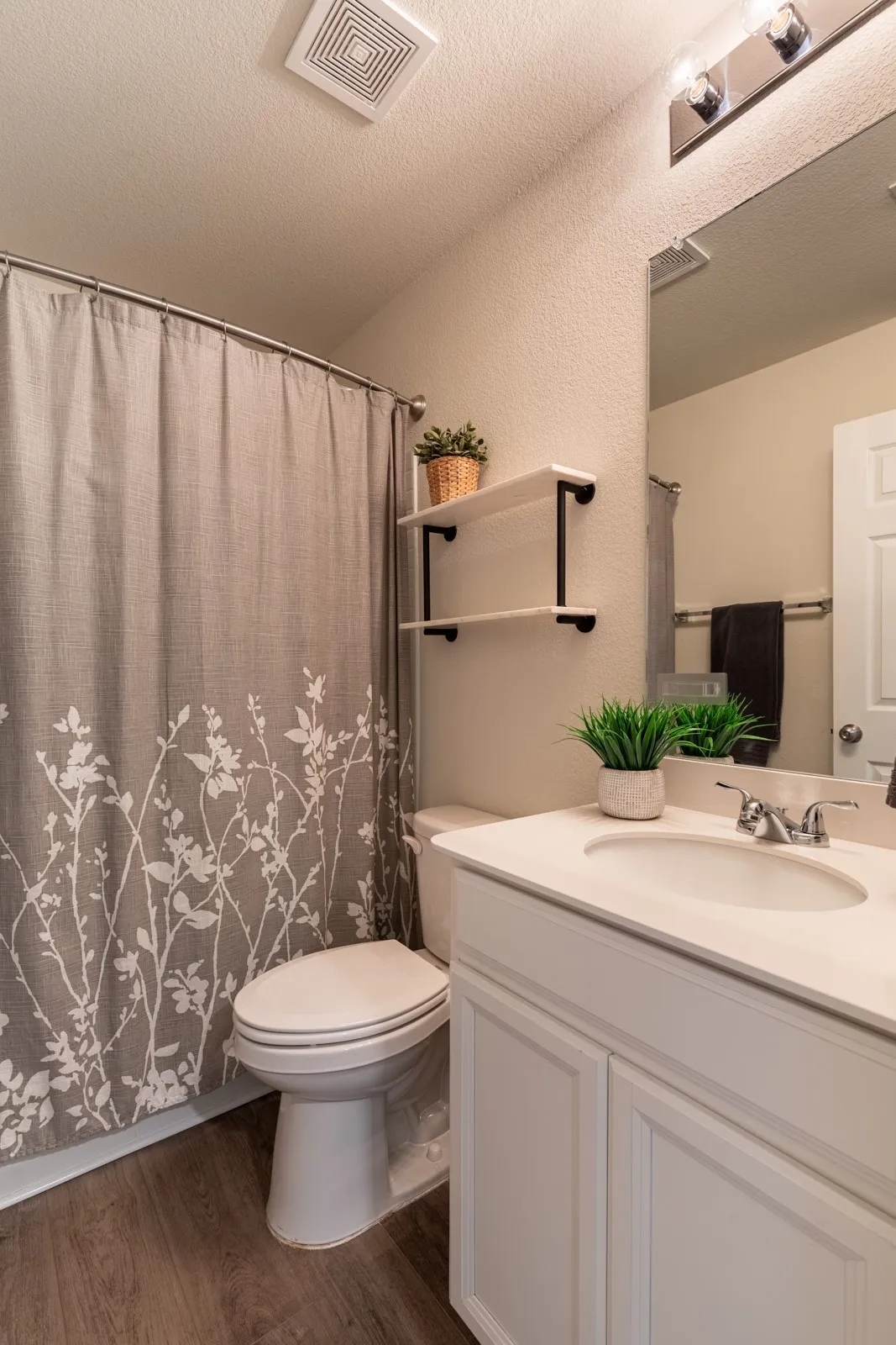 Single Family Residence For Sale in Denton County , 1340 Vernon Drive, Aubrey, Texas 76227, 3 Bedroom, 2 Bathroom, 2 Garage spaces, 1,721 Sqft, built in 2020, mls#21404636, Real Estate Agent in Aubrey, Homes For Sale in Denton county, Homes For Sale in Aubrey, Realtor in Aubrey Texas, Real Estate Brokerage Independent Realty Texas, Luminita Cordes Realtor