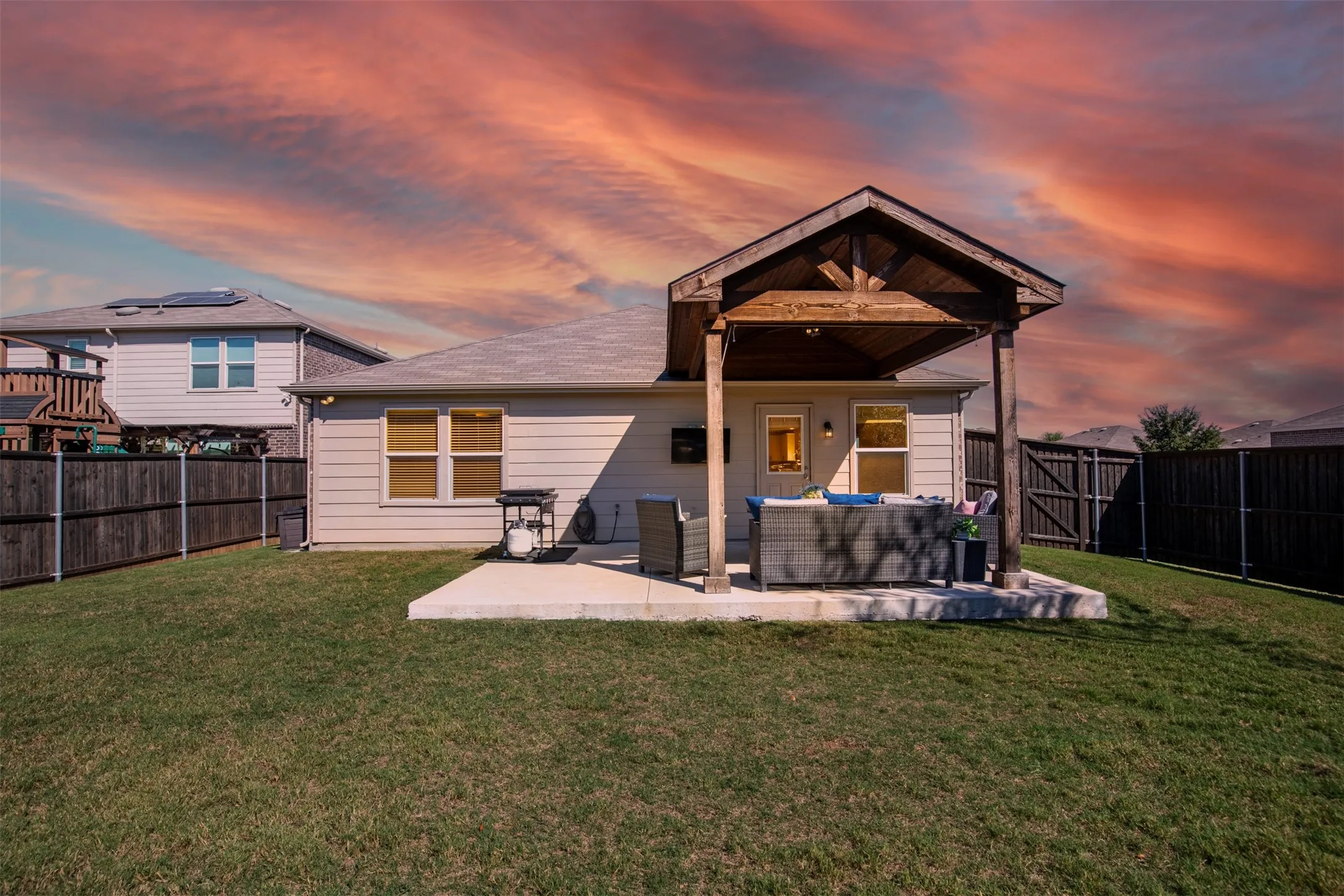 Single Family Residence For Sale in Denton County , 1340 Vernon Drive, Aubrey, Texas 76227, 3 Bedroom, 2 Bathroom, 2 Garage spaces, 1,721 Sqft, built in 2020, mls#21404636, Real Estate Agent in Aubrey, Homes For Sale in Denton county, Homes For Sale in Aubrey, Realtor in Aubrey Texas, Real Estate Brokerage Independent Realty Texas, Luminita Cordes Realtor