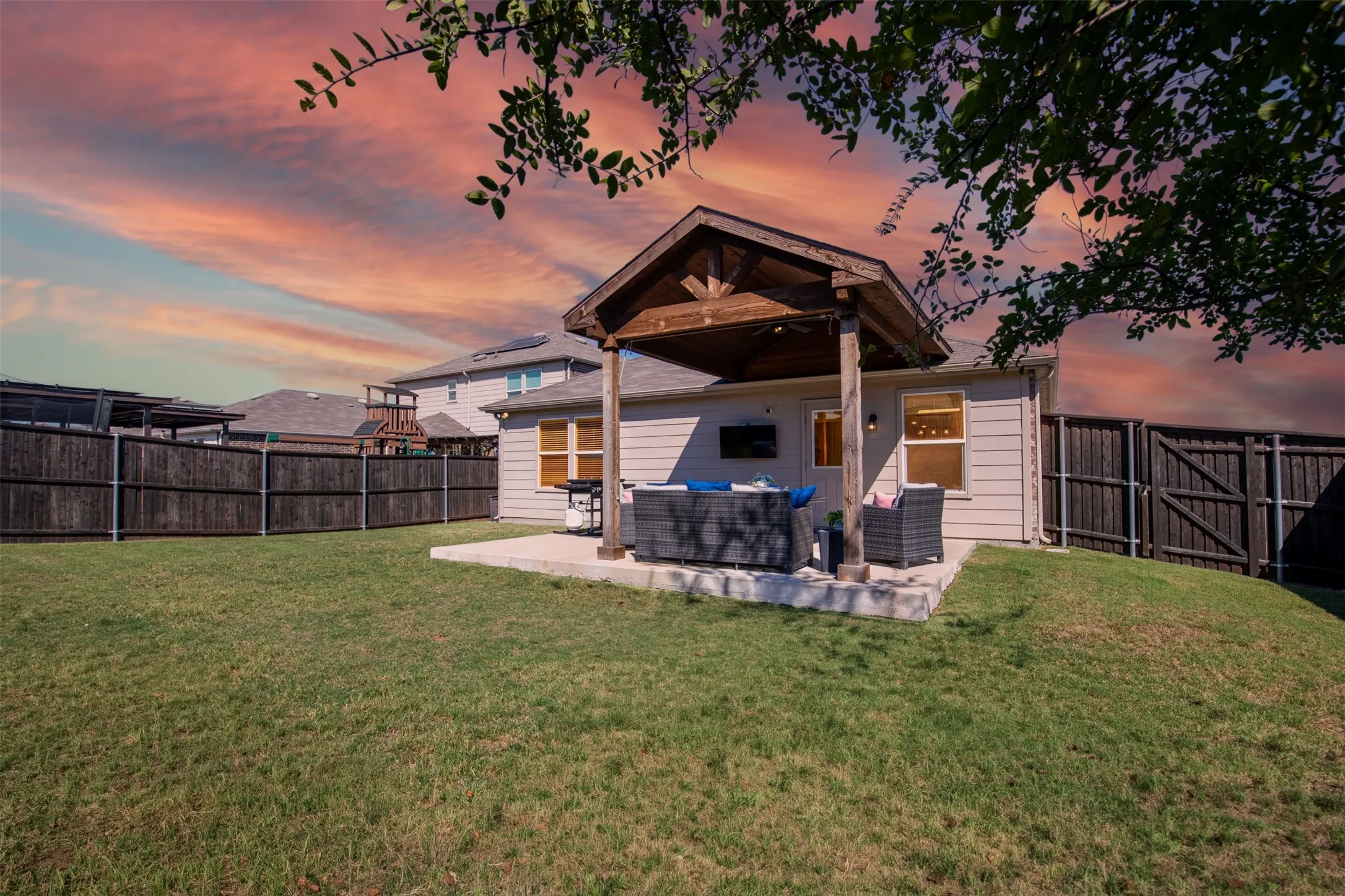 Single Family Residence For Sale in Denton County , 1340 Vernon Drive, Aubrey, Texas 76227, 3 Bedroom, 2 Bathroom, 2 Garage spaces, 1,721 Sqft, built in 2020, mls#21404636, Real Estate Agent in Aubrey, Homes For Sale in Denton county, Homes For Sale in Aubrey, Realtor in Aubrey Texas, Real Estate Brokerage Independent Realty Texas, Luminita Cordes Realtor