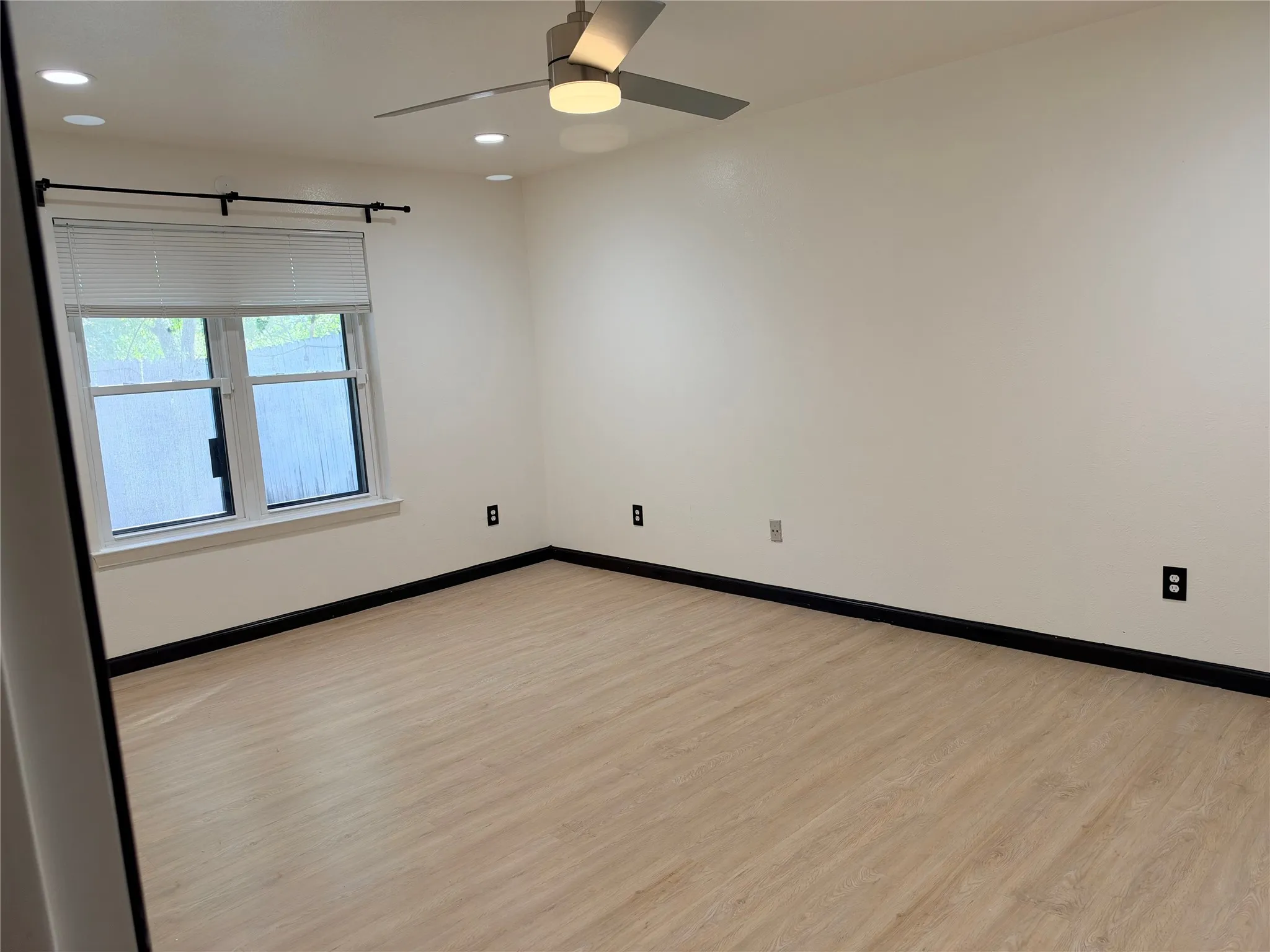 Townhouse For Rent in Dallas County , 118 Country Bend Drive, Duncanville, Texas 75137, 2 Bedroom, 2 Bathroom, Garage spaces, 1,113 Sqft, built in 1983, mls#21406705, Real Estate Agent in Duncanville, Homes For Rent in Dallas county, Homes For Rent in Duncanville, Realtor in Duncanville Texas, Real Estate Brokerage Independent Realty Texas, Luminita Cordes Realtor