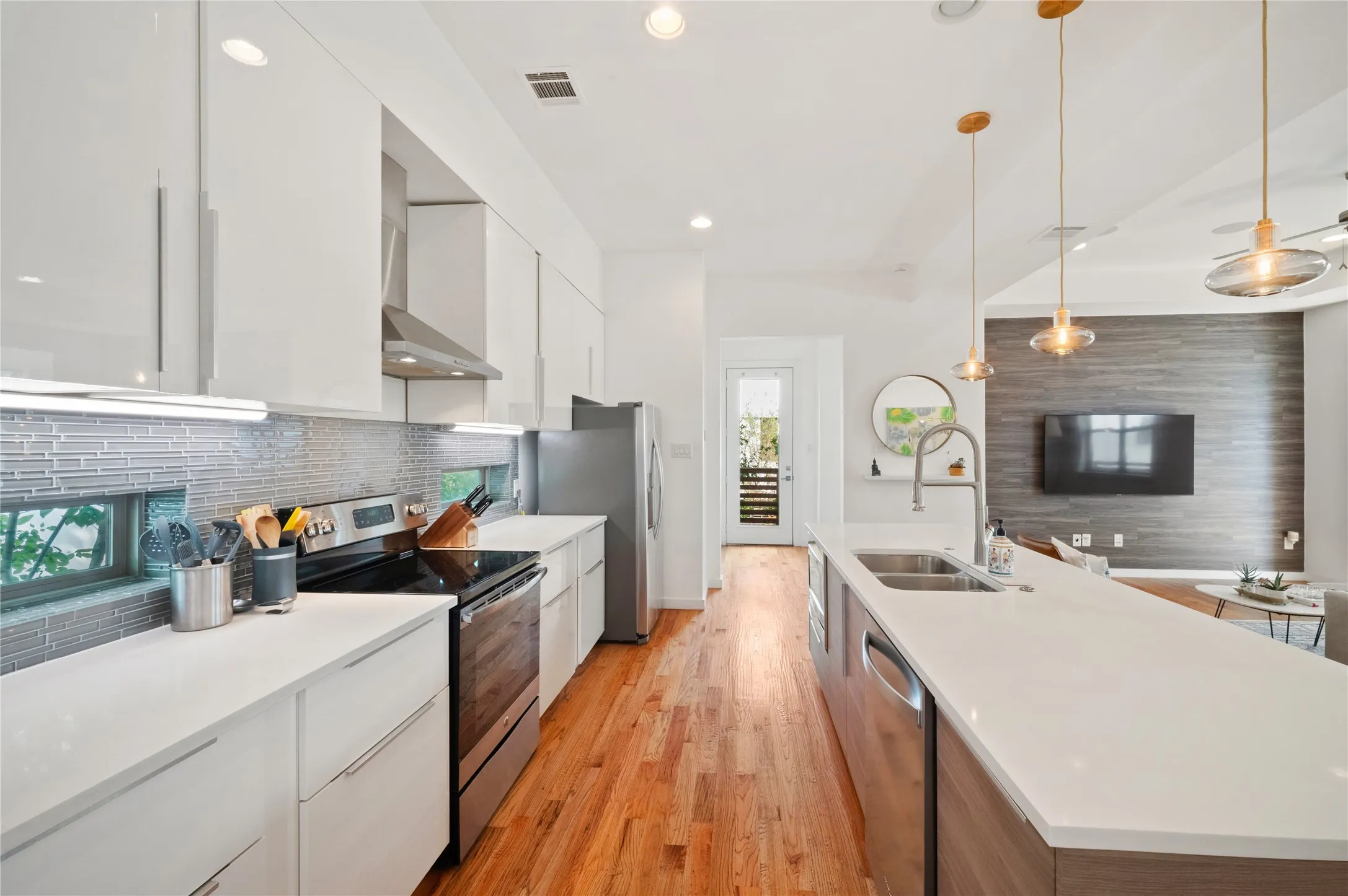 Condominium For Sale in Dallas County , 5708 Bryan Parkway A, Dallas, Texas 75206, 2 Bedroom, 3 Bathroom, 2 Garage spaces, 1,958 Sqft, built in 2016, mls#21393698, Real Estate Agent in Dallas, Homes For Sale in Dallas county, Homes For Sale in Dallas, Realtor in Dallas Texas, Real Estate Brokerage Independent Realty Texas, Luminita Cordes Realtor