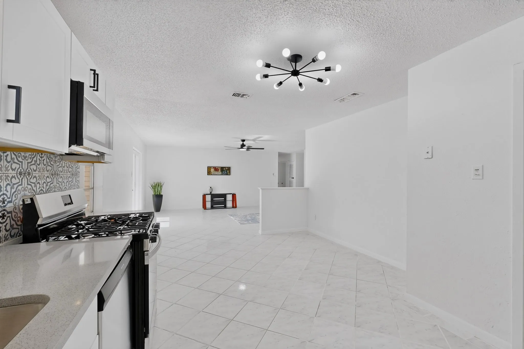 Single Family Residence For Rent in Tarrant County , 5451 Lubbock Avenue, Fort Worth, Texas 76133, 4 Bedroom, 2 Bathroom, 1 Garage spaces, 2,128 Sqft, built in 1965, mls#21406731, Real Estate Agent in Fort Worth, Homes For Rent in Tarrant county, Homes For Rent in Fort Worth, Realtor in Fort Worth Texas, Real Estate Brokerage Independent Realty Texas, Luminita Cordes Realtor