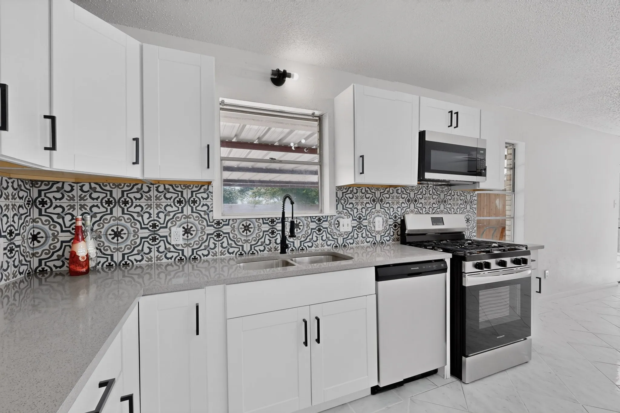 Single Family Residence For Rent in Tarrant County , 5451 Lubbock Avenue, Fort Worth, Texas 76133, 4 Bedroom, 2 Bathroom, 1 Garage spaces, 2,128 Sqft, built in 1965, mls#21406731, Real Estate Agent in Fort Worth, Homes For Rent in Tarrant county, Homes For Rent in Fort Worth, Realtor in Fort Worth Texas, Real Estate Brokerage Independent Realty Texas, Luminita Cordes Realtor