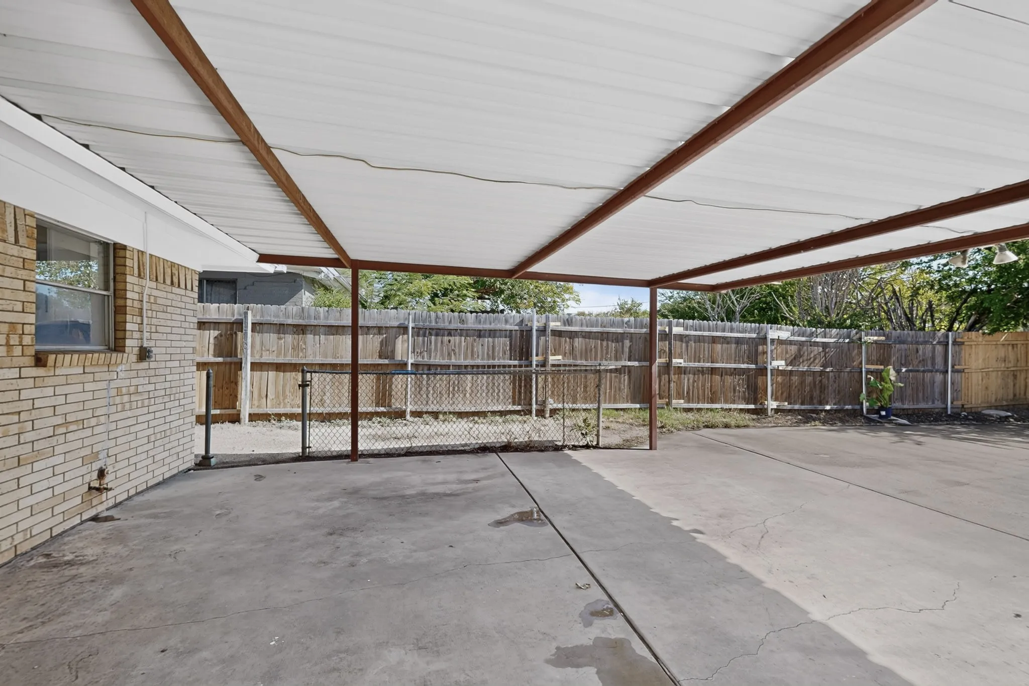 Single Family Residence For Rent in Tarrant County , 5451 Lubbock Avenue, Fort Worth, Texas 76133, 4 Bedroom, 2 Bathroom, 1 Garage spaces, 2,128 Sqft, built in 1965, mls#21406731, Real Estate Agent in Fort Worth, Homes For Rent in Tarrant county, Homes For Rent in Fort Worth, Realtor in Fort Worth Texas, Real Estate Brokerage Independent Realty Texas, Luminita Cordes Realtor