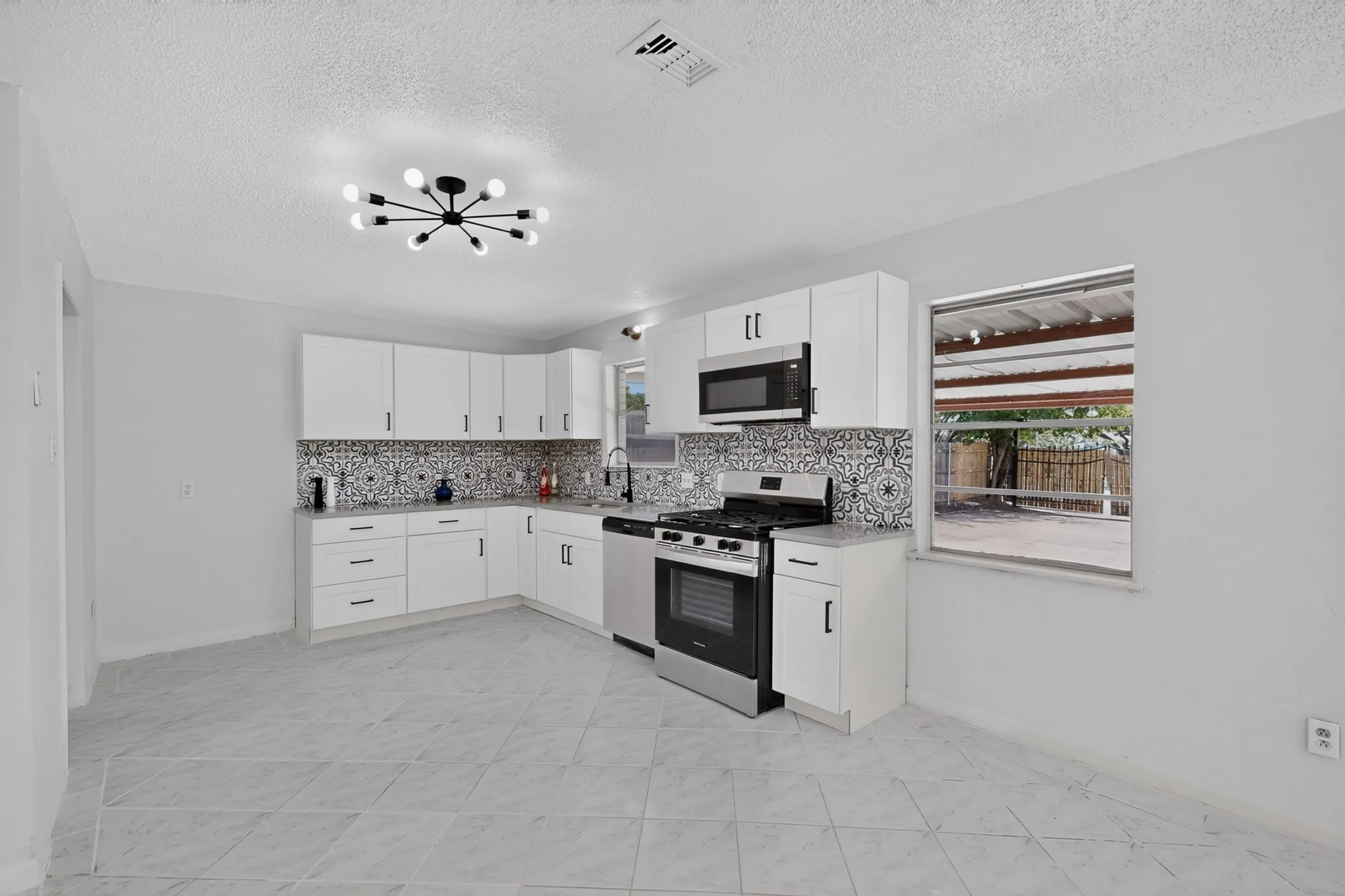 Single Family Residence For Rent in Tarrant County , 5451 Lubbock Avenue, Fort Worth, Texas 76133, 4 Bedroom, 2 Bathroom, 1 Garage spaces, 2,128 Sqft, built in 1965, mls#21406731, Real Estate Agent in Fort Worth, Homes For Rent in Tarrant county, Homes For Rent in Fort Worth, Realtor in Fort Worth Texas, Real Estate Brokerage Independent Realty Texas, Luminita Cordes Realtor