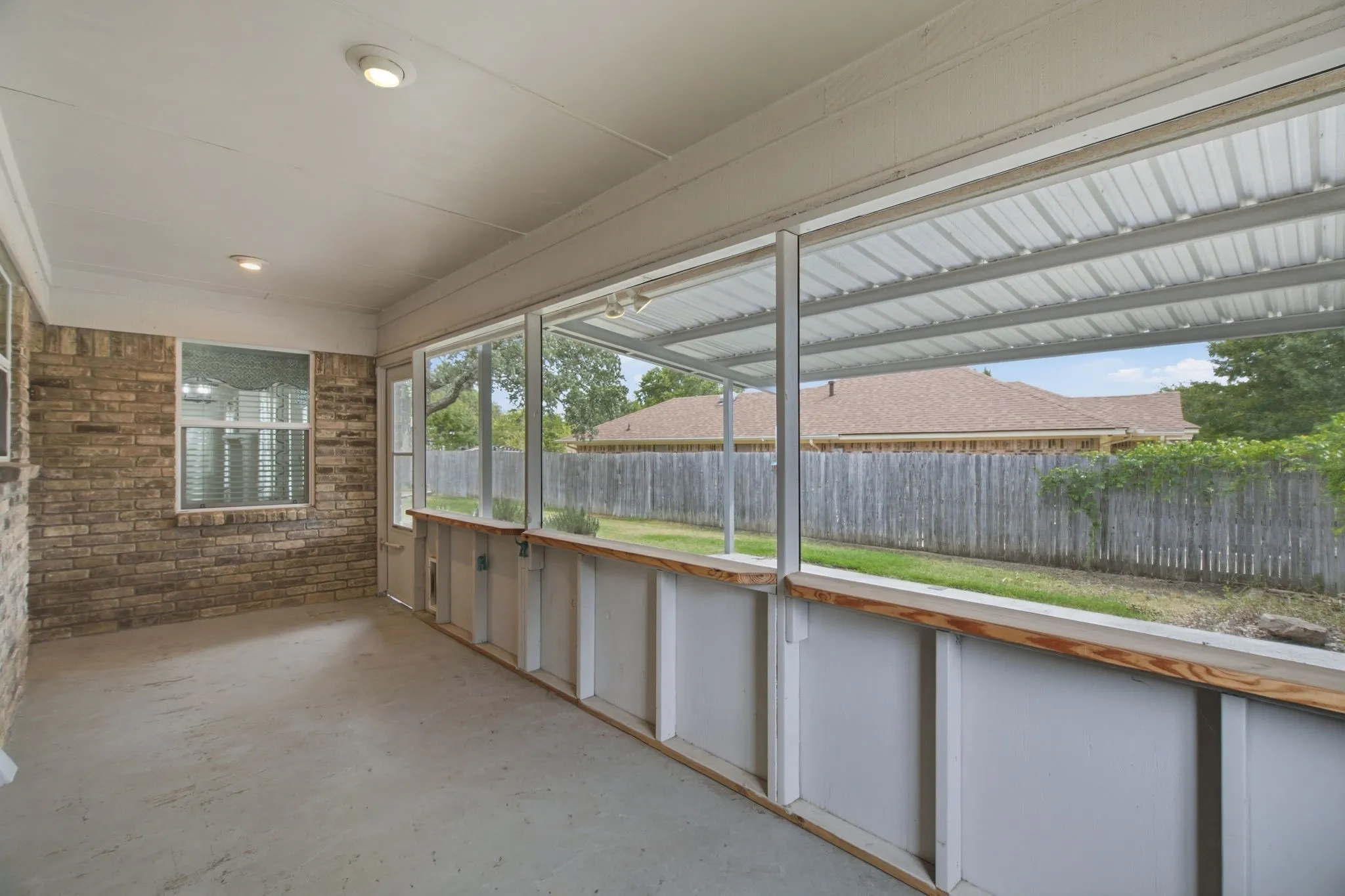 Single Family Residence For Sale in Tarrant County , 200 Lansford Drive, Benbrook, Texas 76126, 3 Bedroom, 2 Bathroom, 2 Garage spaces, 1,898 Sqft, built in 1978, mls#21406714, Real Estate Agent in Benbrook, Homes For Sale in Tarrant county, Homes For Sale in Benbrook, Realtor in Benbrook Texas, Real Estate Brokerage Independent Realty Texas, Luminita Cordes Realtor