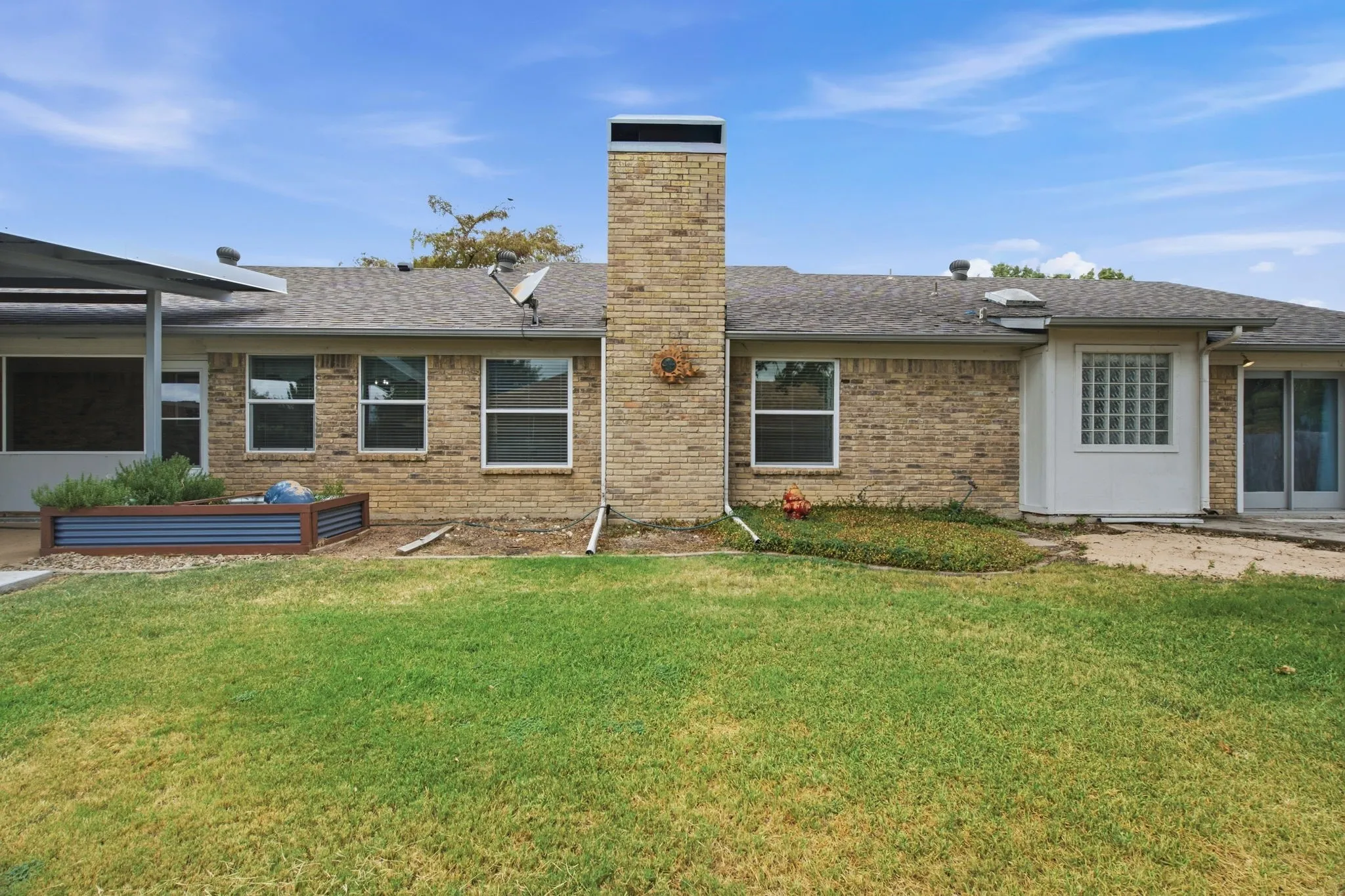 Single Family Residence For Sale in Tarrant County , 200 Lansford Drive, Benbrook, Texas 76126, 3 Bedroom, 2 Bathroom, 2 Garage spaces, 1,898 Sqft, built in 1978, mls#21406714, Real Estate Agent in Benbrook, Homes For Sale in Tarrant county, Homes For Sale in Benbrook, Realtor in Benbrook Texas, Real Estate Brokerage Independent Realty Texas, Luminita Cordes Realtor