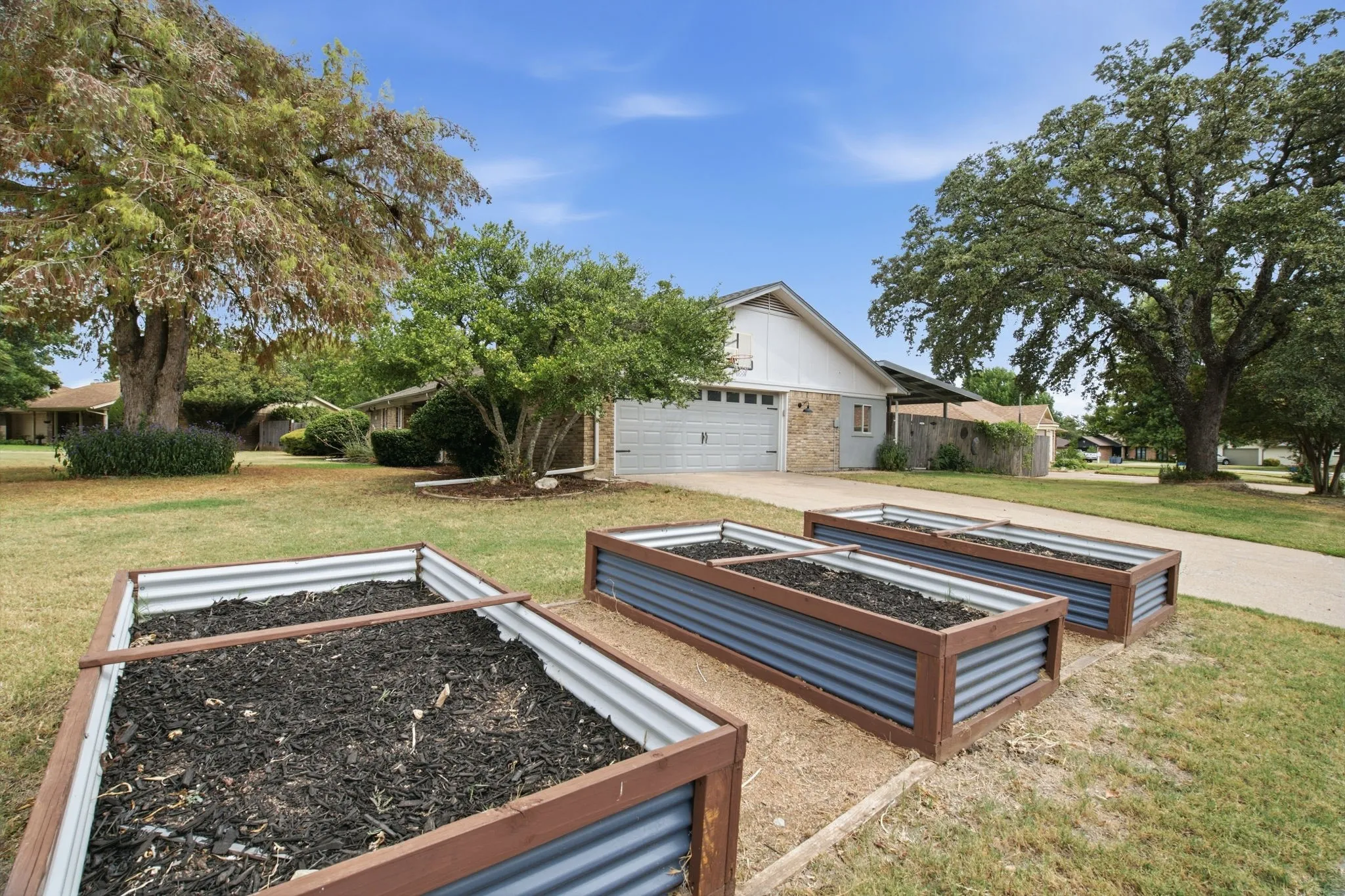 Single Family Residence For Sale in Tarrant County , 200 Lansford Drive, Benbrook, Texas 76126, 3 Bedroom, 2 Bathroom, 2 Garage spaces, 1,898 Sqft, built in 1978, mls#21406714, Real Estate Agent in Benbrook, Homes For Sale in Tarrant county, Homes For Sale in Benbrook, Realtor in Benbrook Texas, Real Estate Brokerage Independent Realty Texas, Luminita Cordes Realtor