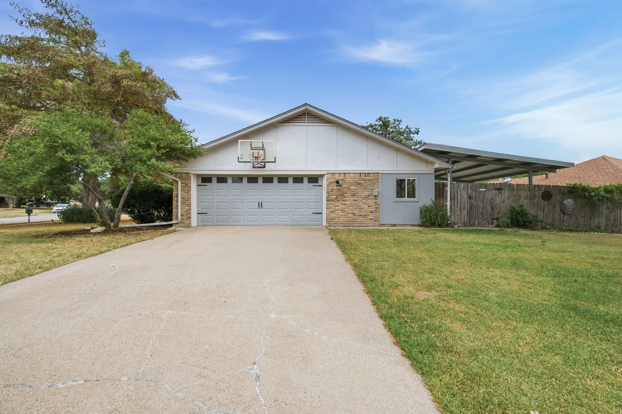 Single Family Residence For Sale in Tarrant County , 200 Lansford Drive, Benbrook, Texas 76126, 3 Bedroom, 2 Bathroom, 2 Garage spaces, 1,898 Sqft, built in 1978, mls#21406714, Real Estate Agent in Benbrook, Homes For Sale in Tarrant county, Homes For Sale in Benbrook, Realtor in Benbrook Texas, Real Estate Brokerage Independent Realty Texas, Luminita Cordes Realtor