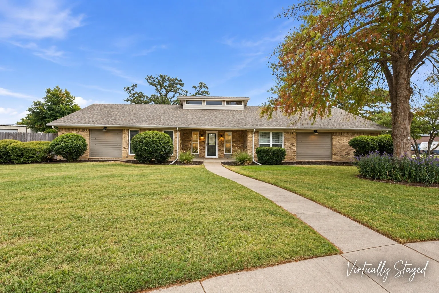Single Family Residence For Sale in Tarrant County , 200 Lansford Drive, Benbrook, Texas 76126, 3 Bedroom, 2 Bathroom, 2 Garage spaces, 1,898 Sqft, built in 1978, mls#21406714, Real Estate Agent in Benbrook, Homes For Sale in Tarrant county, Homes For Sale in Benbrook, Realtor in Benbrook Texas, Real Estate Brokerage Independent Realty Texas, Luminita Cordes Realtor