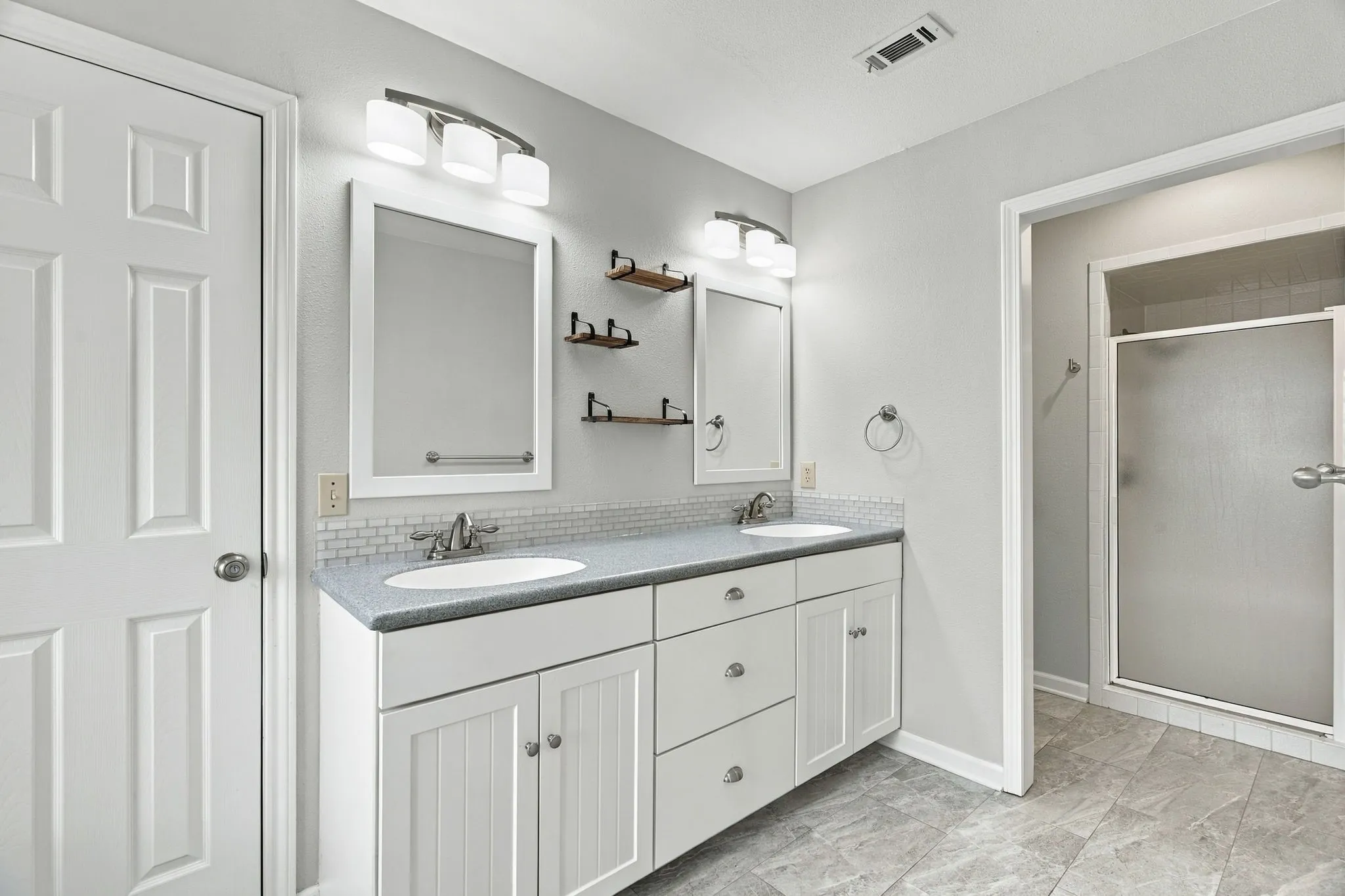 Single Family Residence For Sale in Tarrant County , 200 Lansford Drive, Benbrook, Texas 76126, 3 Bedroom, 2 Bathroom, 2 Garage spaces, 1,898 Sqft, built in 1978, mls#21406714, Real Estate Agent in Benbrook, Homes For Sale in Tarrant county, Homes For Sale in Benbrook, Realtor in Benbrook Texas, Real Estate Brokerage Independent Realty Texas, Luminita Cordes Realtor